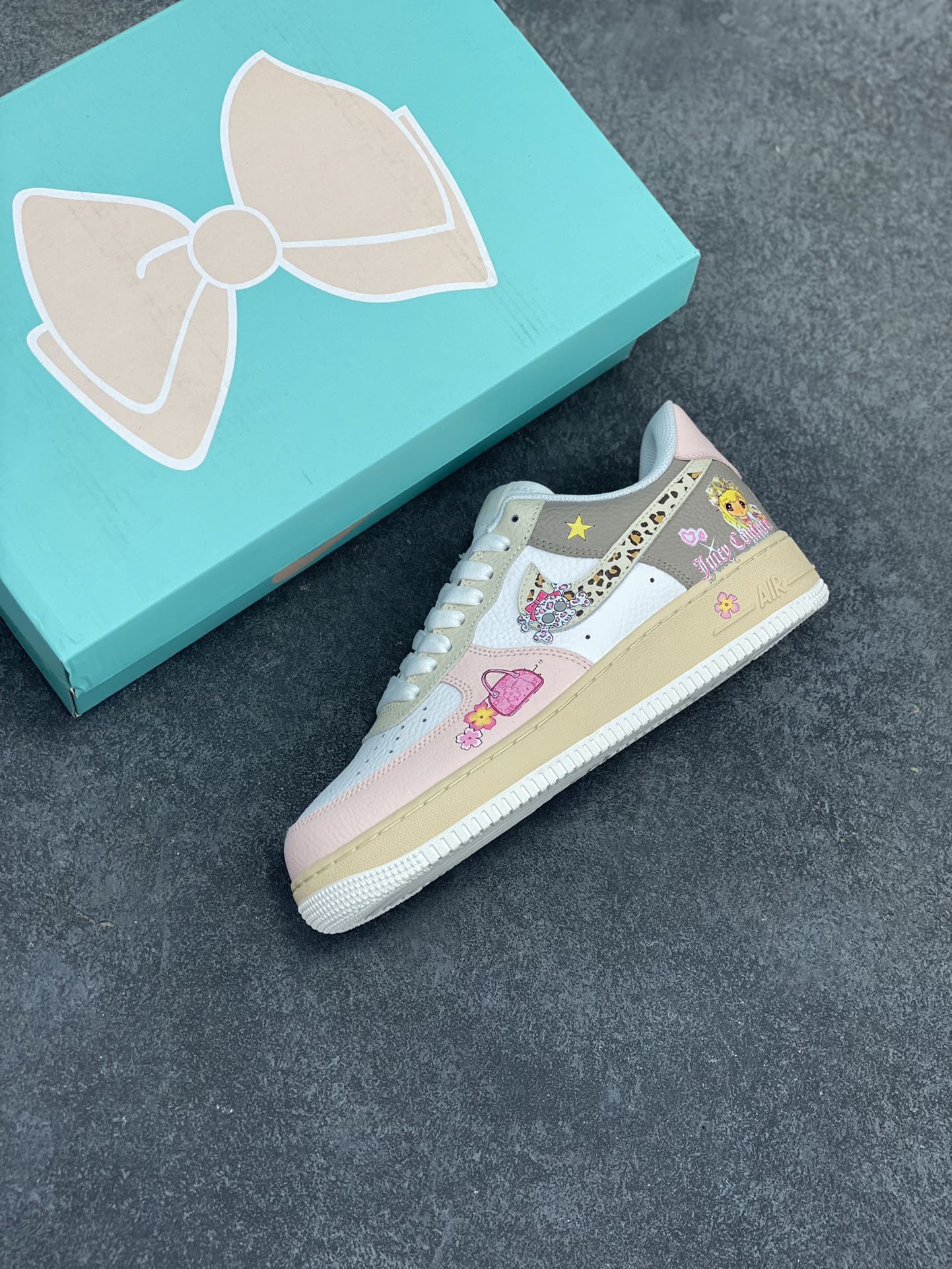 图片[7]-#情人节限定 Nike Air Force 1 “Leopard print skeleton”“豹纹骷髅”空军一号定制板鞋  情人节的夜幕如一块巨大的天鹅绒，街头巷尾，五彩斑斓的霓虹灯闪烁，映照着相拥而行的情侣们，男生都想方设法准备精心的礼物来打动女生，鞋款logo采用深棕与金黄交织的豹纹图案，每一处纹理都细腻而清晰  货号：TY0103-222  尺码：36 36.5 37.5 38 38.5 39 40 40.5 41 42 42.5 43 44 44.5 45-选品中心