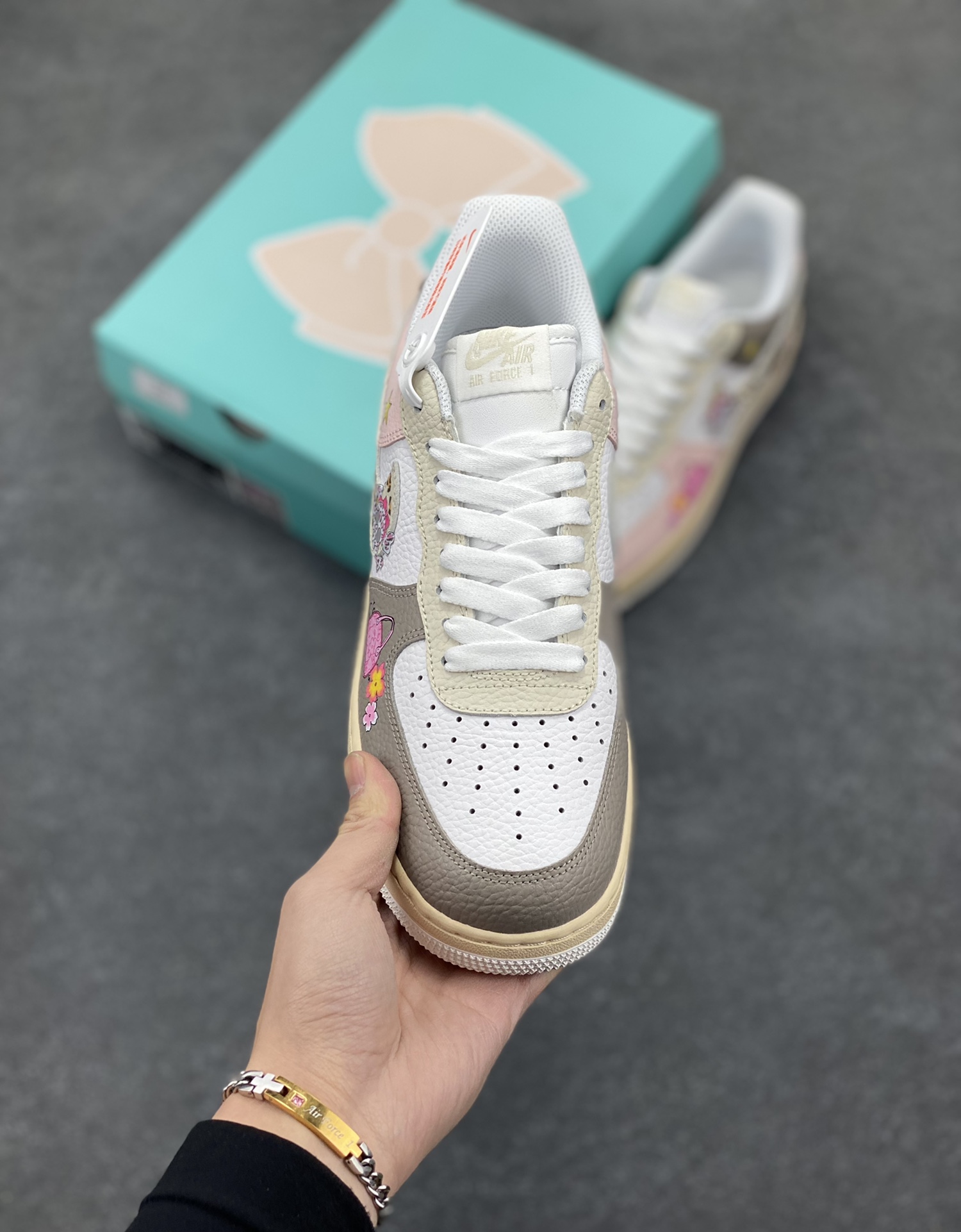 图片[2]-#情人节限定 Nike Air Force 1 “Leopard print skeleton”“豹纹骷髅”空军一号定制板鞋  情人节的夜幕如一块巨大的天鹅绒，街头巷尾，五彩斑斓的霓虹灯闪烁，映照着相拥而行的情侣们，男生都想方设法准备精心的礼物来打动女生，鞋款logo采用深棕与金黄交织的豹纹图案，每一处纹理都细腻而清晰  货号：TY0103-222  尺码：36 36.5 37.5 38 38.5 39 40 40.5 41 42 42.5 43 44 44.5 45-选品中心