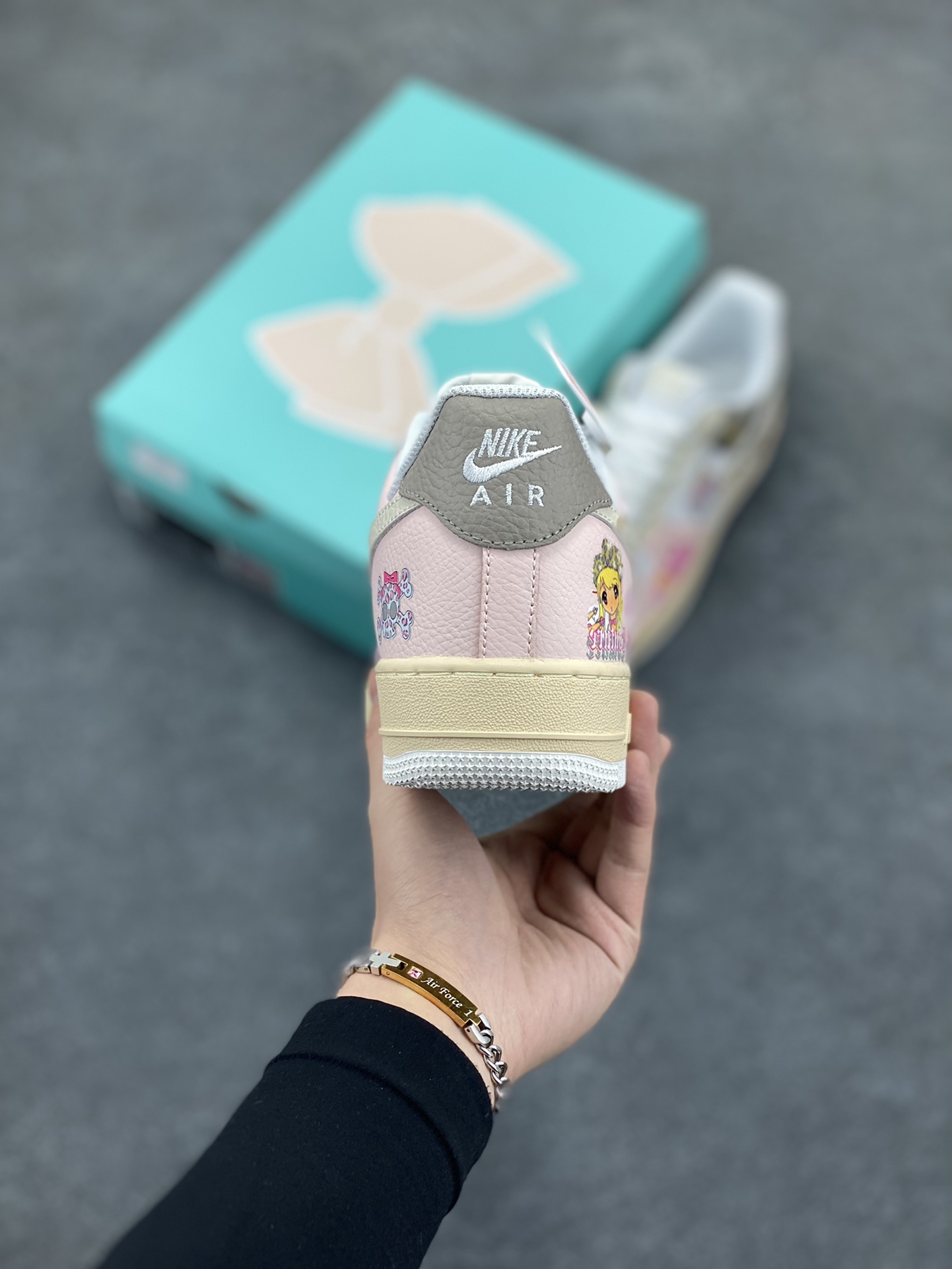 图片[4]-#情人节限定 Nike Air Force 1 “Leopard print skeleton”“豹纹骷髅”空军一号定制板鞋  情人节的夜幕如一块巨大的天鹅绒，街头巷尾，五彩斑斓的霓虹灯闪烁，映照着相拥而行的情侣们，男生都想方设法准备精心的礼物来打动女生，鞋款logo采用深棕与金黄交织的豹纹图案，每一处纹理都细腻而清晰  货号：TY0103-222  尺码：36 36.5 37.5 38 38.5 39 40 40.5 41 42 42.5 43 44 44.5 45-选品中心