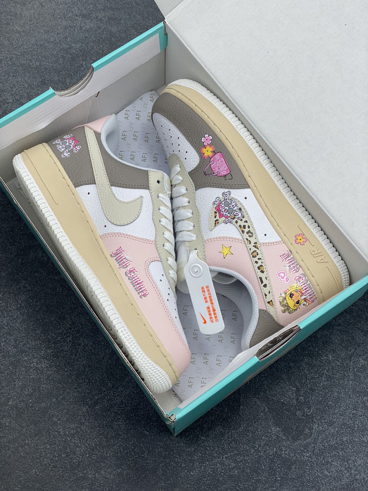 图片[9]-#情人节限定 Nike Air Force 1 “Leopard print skeleton”“豹纹骷髅”空军一号定制板鞋  情人节的夜幕如一块巨大的天鹅绒，街头巷尾，五彩斑斓的霓虹灯闪烁，映照着相拥而行的情侣们，男生都想方设法准备精心的礼物来打动女生，鞋款logo采用深棕与金黄交织的豹纹图案，每一处纹理都细腻而清晰  货号：TY0103-222  尺码：36 36.5 37.5 38 38.5 39 40 40.5 41 42 42.5 43 44 44.5 45-选品中心