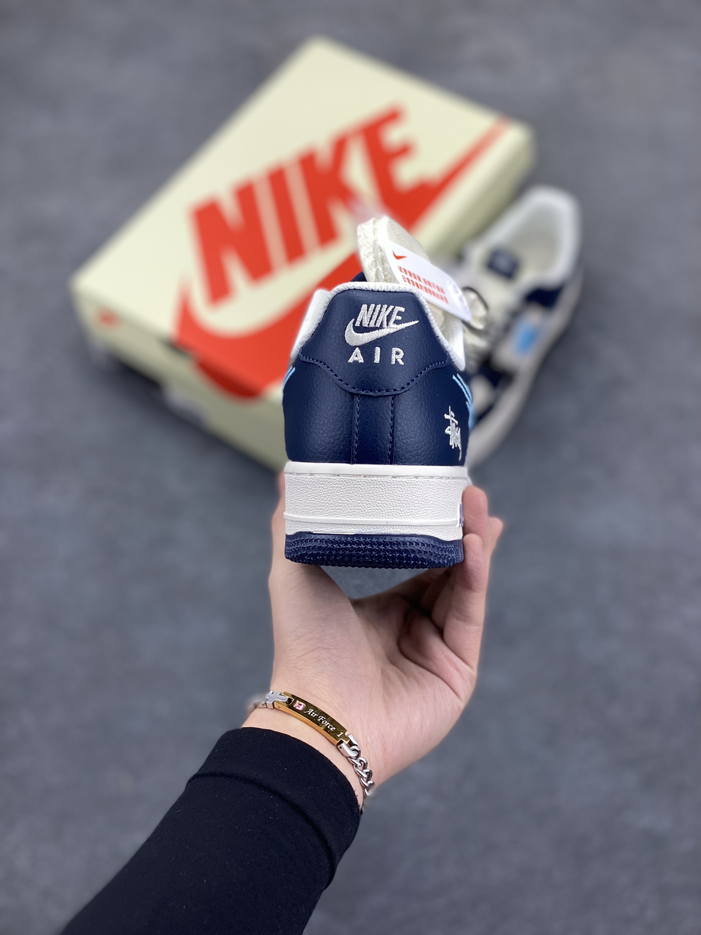 图片[4]-NIke Air Force 1 \’07 Low “斯图西联名–绿刺绣勾”空军一号 低帮 运动鞋 休闲鞋 折边针车 工艺难度大 原楦头原纸板 原装鞋盒 定制五金配件 内置全掌气垫 原厂鞋底 货号：DM6688-021 尺码：36 36.5 37.5 38 38.5 39 40 40.5 41 42 42.5 43 44 44.5 45-选品中心