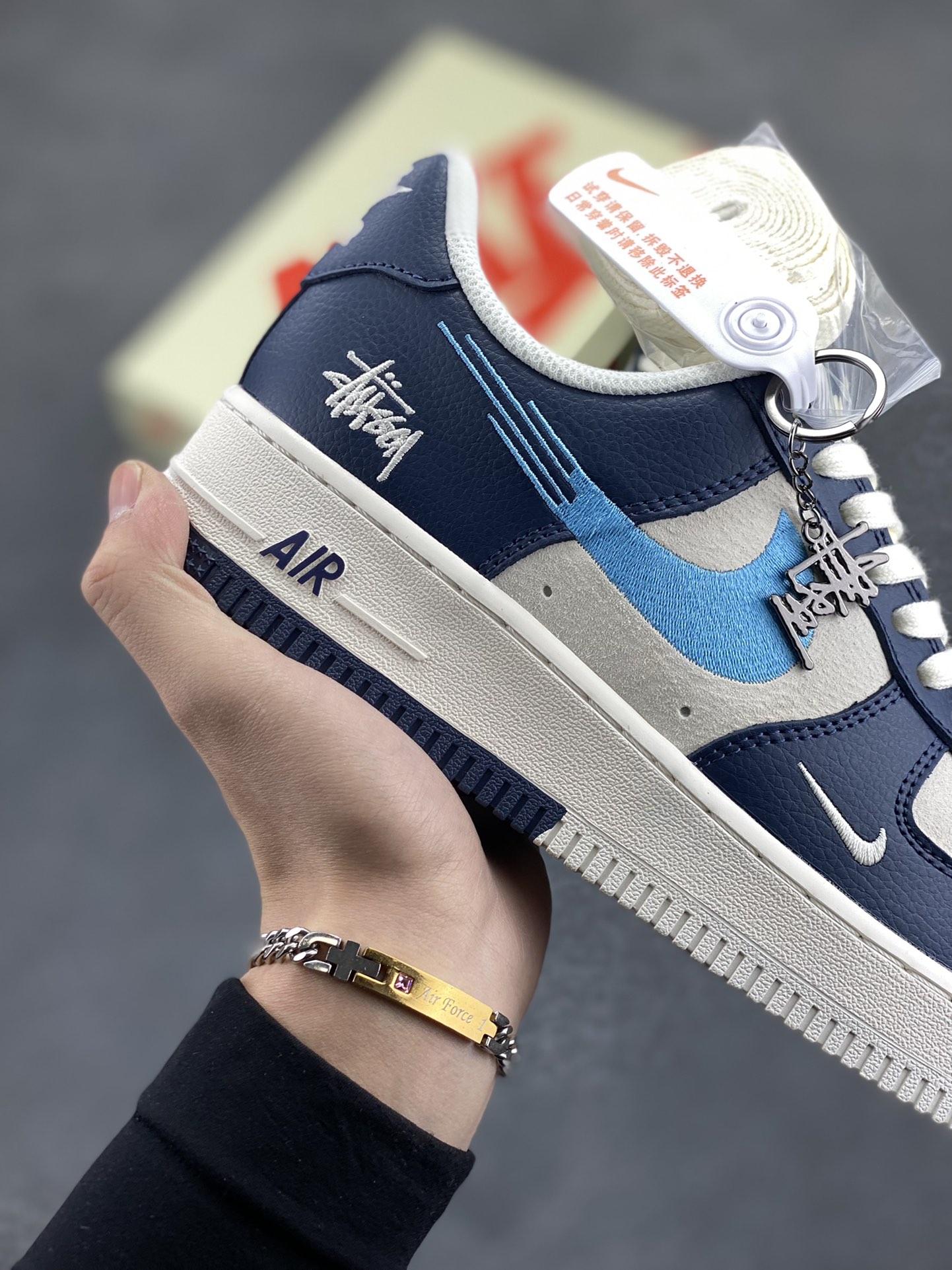 图片[6]-NIke Air Force 1 \’07 Low “斯图西联名–绿刺绣勾”空军一号 低帮 运动鞋 休闲鞋 折边针车 工艺难度大 原楦头原纸板 原装鞋盒 定制五金配件 内置全掌气垫 原厂鞋底 货号：DM6688-021 尺码：36 36.5 37.5 38 38.5 39 40 40.5 41 42 42.5 43 44 44.5 45-选品中心