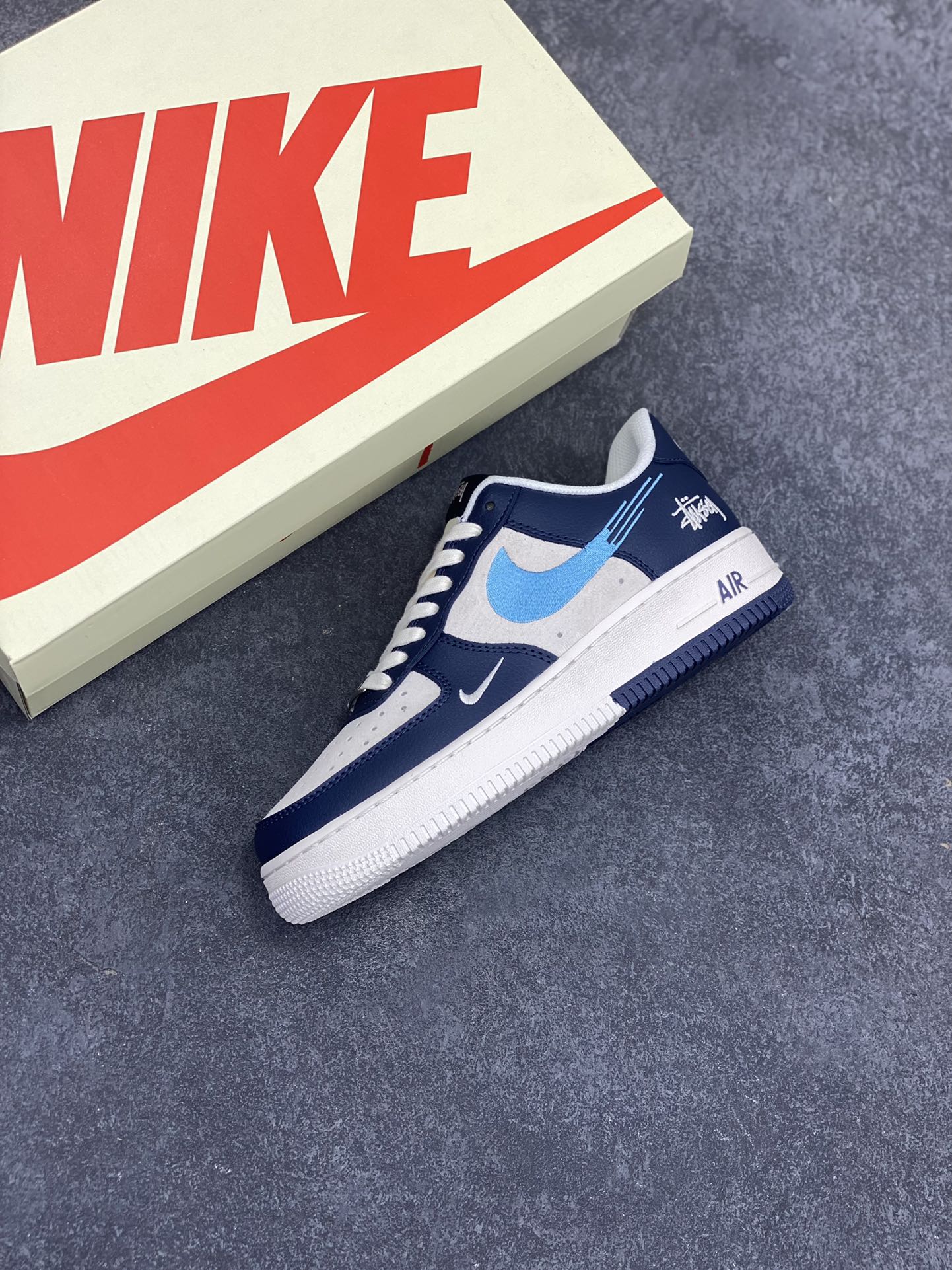 图片[7]-NIke Air Force 1 \’07 Low “斯图西联名–绿刺绣勾”空军一号 低帮 运动鞋 休闲鞋 折边针车 工艺难度大 原楦头原纸板 原装鞋盒 定制五金配件 内置全掌气垫 原厂鞋底 货号：DM6688-021 尺码：36 36.5 37.5 38 38.5 39 40 40.5 41 42 42.5 43 44 44.5 45-选品中心