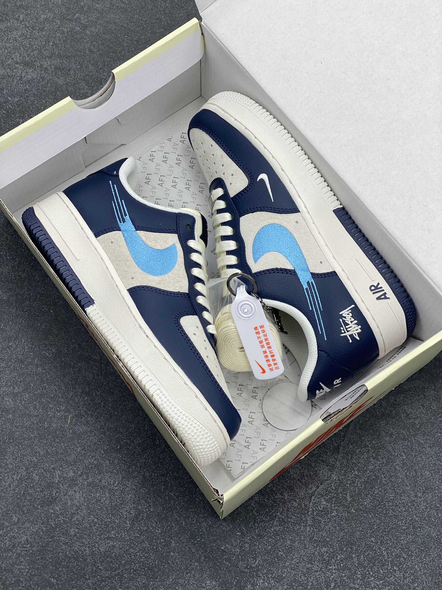 图片[9]-NIke Air Force 1 \’07 Low “斯图西联名–绿刺绣勾”空军一号 低帮 运动鞋 休闲鞋 折边针车 工艺难度大 原楦头原纸板 原装鞋盒 定制五金配件 内置全掌气垫 原厂鞋底 货号：DM6688-021 尺码：36 36.5 37.5 38 38.5 39 40 40.5 41 42 42.5 43 44 44.5 45-选品中心