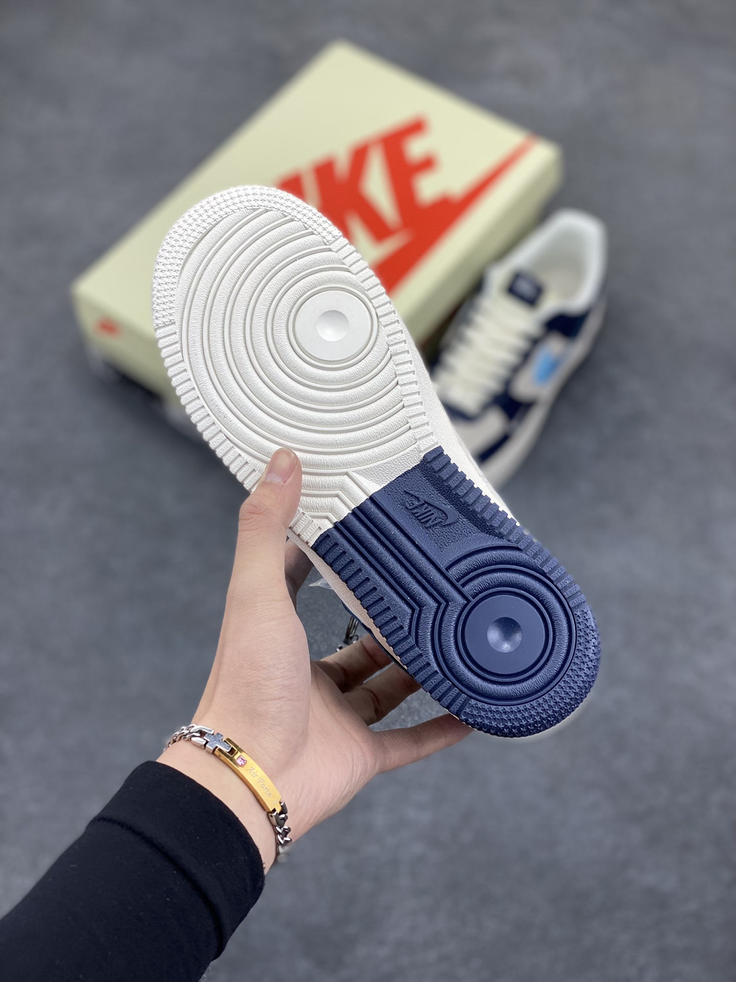 图片[5]-NIke Air Force 1 \’07 Low “斯图西联名–绿刺绣勾”空军一号 低帮 运动鞋 休闲鞋 折边针车 工艺难度大 原楦头原纸板 原装鞋盒 定制五金配件 内置全掌气垫 原厂鞋底 货号：DM6688-021 尺码：36 36.5 37.5 38 38.5 39 40 40.5 41 42 42.5 43 44 44.5 45-选品中心