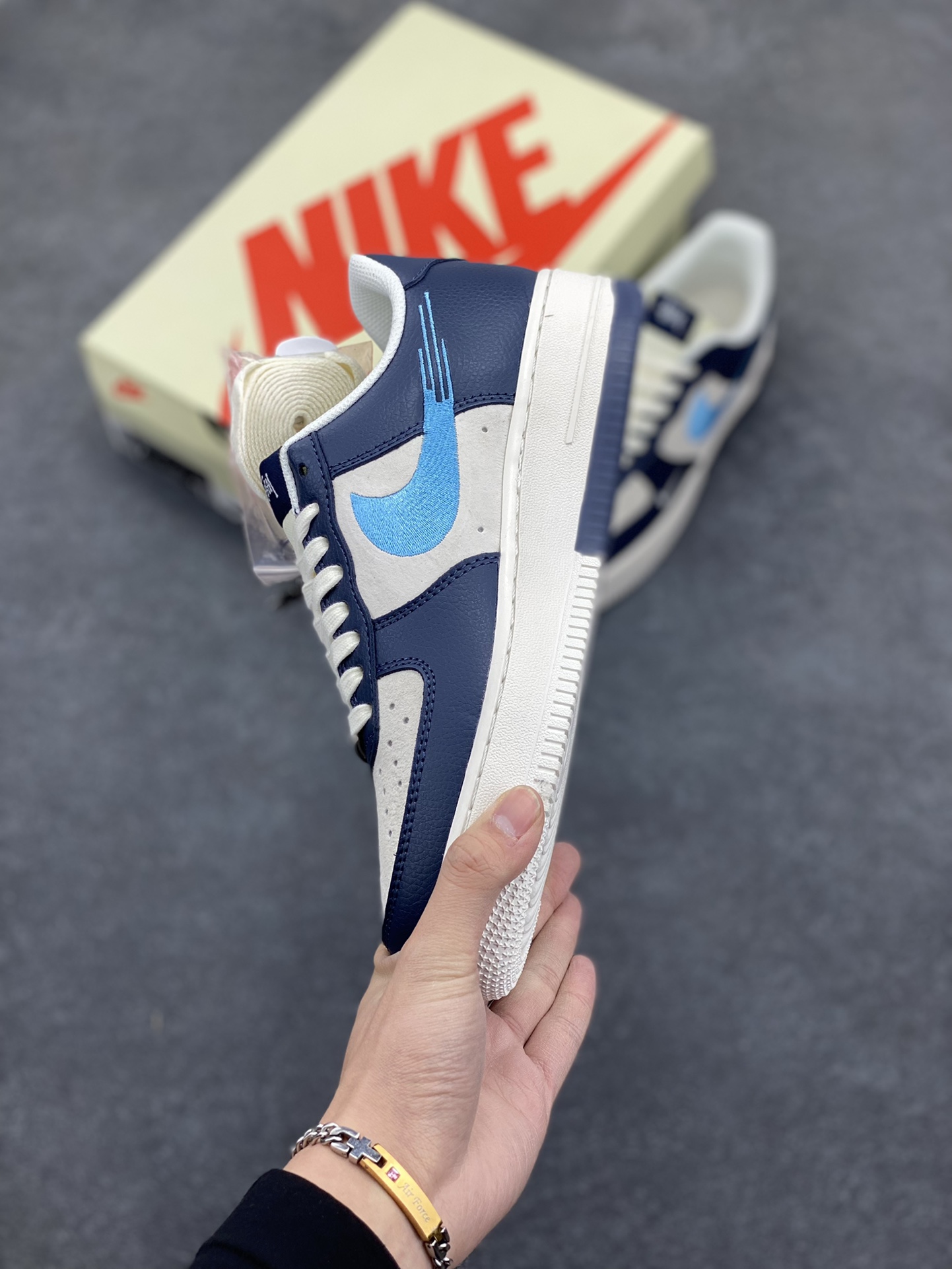 图片[3]-NIke Air Force 1 \’07 Low “斯图西联名–绿刺绣勾”空军一号 低帮 运动鞋 休闲鞋 折边针车 工艺难度大 原楦头原纸板 原装鞋盒 定制五金配件 内置全掌气垫 原厂鞋底 货号：DM6688-021 尺码：36 36.5 37.5 38 38.5 39 40 40.5 41 42 42.5 43 44 44.5 45-选品中心
