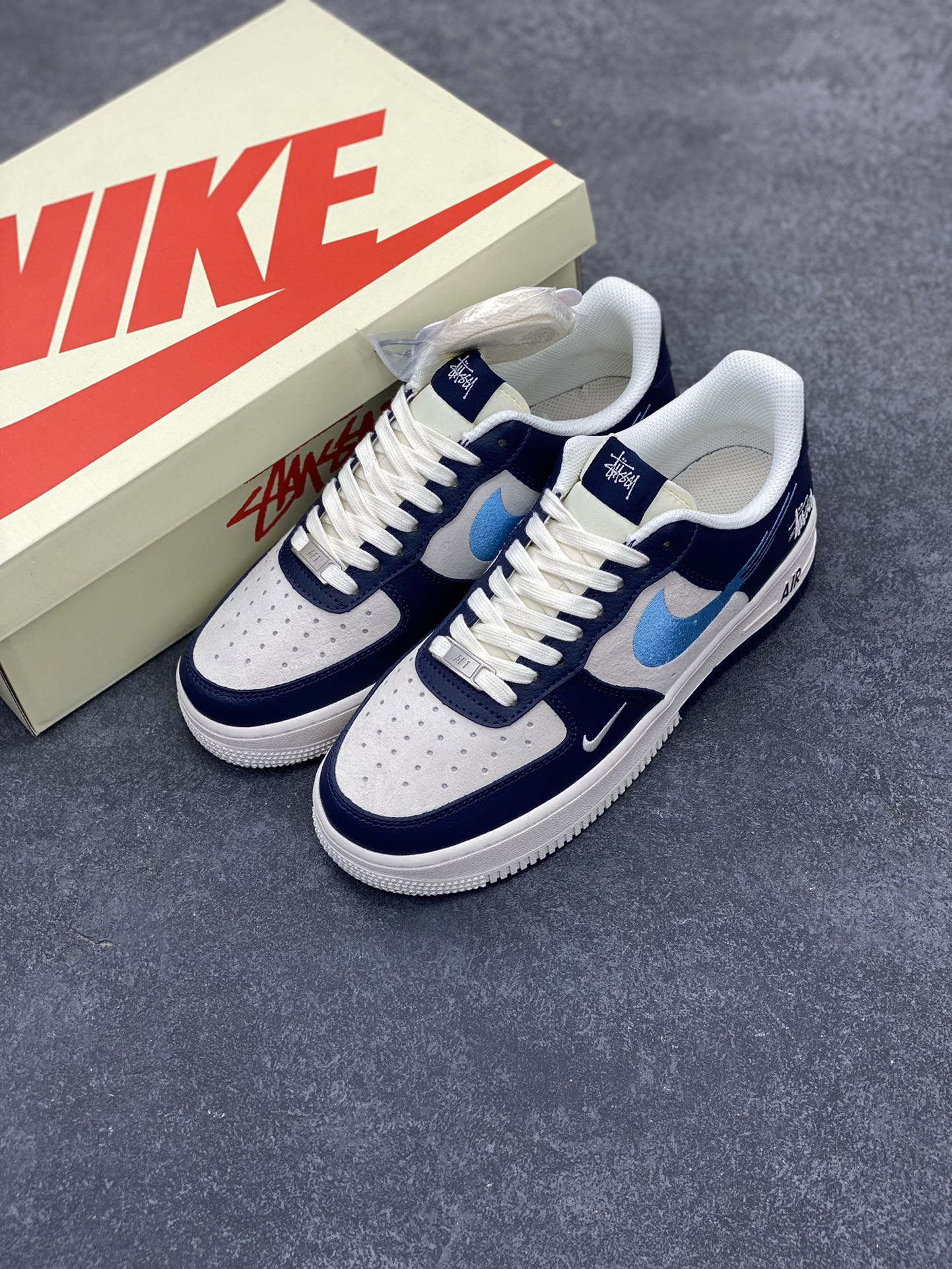 图片[8]-NIke Air Force 1 \’07 Low “斯图西联名–绿刺绣勾”空军一号 低帮 运动鞋 休闲鞋 折边针车 工艺难度大 原楦头原纸板 原装鞋盒 定制五金配件 内置全掌气垫 原厂鞋底 货号：DM6688-021 尺码：36 36.5 37.5 38 38.5 39 40 40.5 41 42 42.5 43 44 44.5 45-选品中心