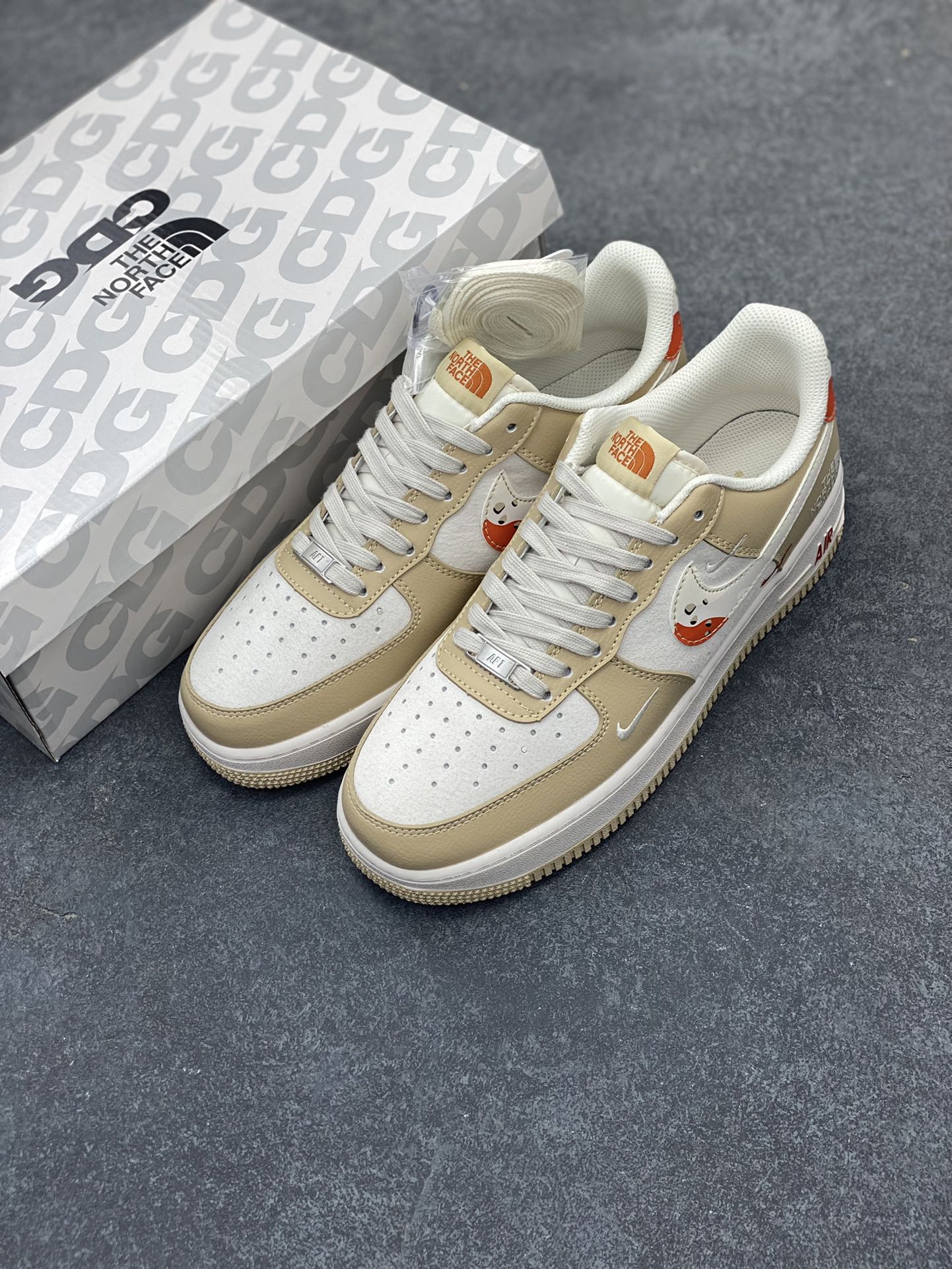 图片[8]-NIke Air Force 1 \’07 Low “北面联名–奶茶色”空军一号 低帮 运动鞋 休闲鞋 折边针车 工艺难度大 原楦头原纸板 原装鞋盒 定制五金配件 内置全掌气垫 原厂鞋底 货号：DM6688-048 尺码：36 36.5 37.5 38 38.5 39 40 40.5 41 42 42.5 43 44 44.5 45-选品中心