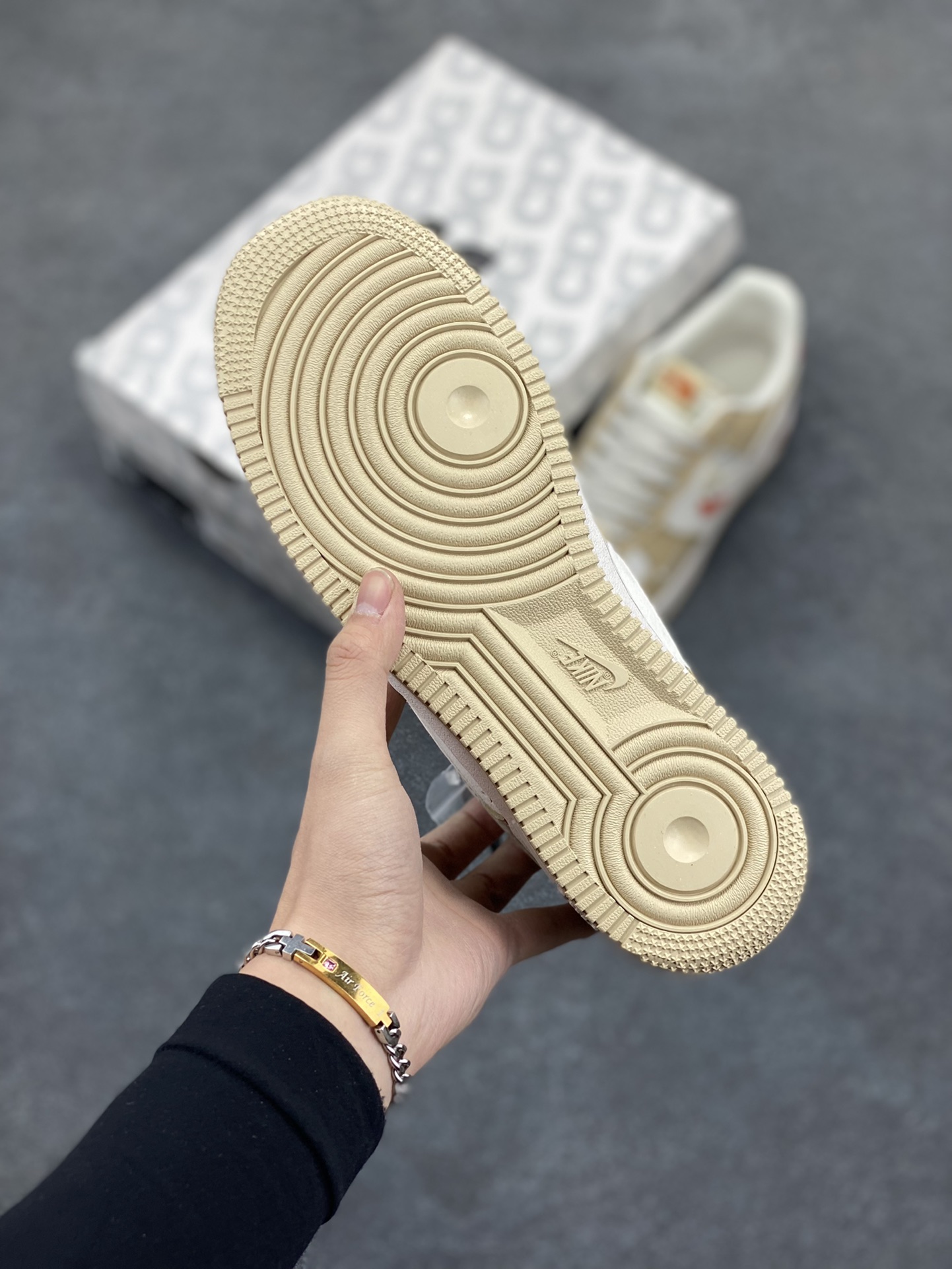 图片[5]-NIke Air Force 1 \’07 Low “北面联名–奶茶色”空军一号 低帮 运动鞋 休闲鞋 折边针车 工艺难度大 原楦头原纸板 原装鞋盒 定制五金配件 内置全掌气垫 原厂鞋底 货号：DM6688-048 尺码：36 36.5 37.5 38 38.5 39 40 40.5 41 42 42.5 43 44 44.5 45-选品中心