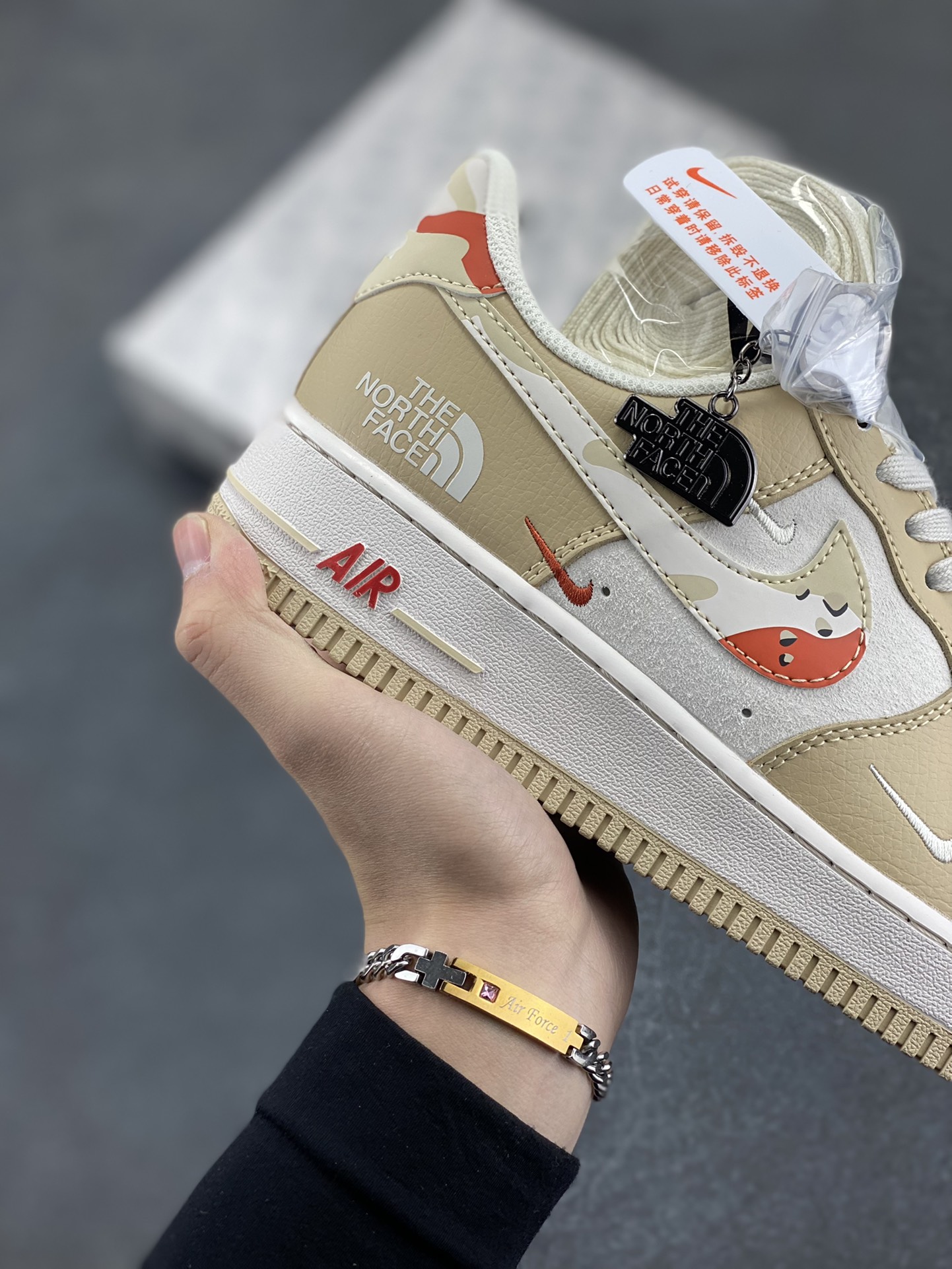 图片[6]-NIke Air Force 1 \’07 Low “北面联名–奶茶色”空军一号 低帮 运动鞋 休闲鞋 折边针车 工艺难度大 原楦头原纸板 原装鞋盒 定制五金配件 内置全掌气垫 原厂鞋底 货号：DM6688-048 尺码：36 36.5 37.5 38 38.5 39 40 40.5 41 42 42.5 43 44 44.5 45-选品中心