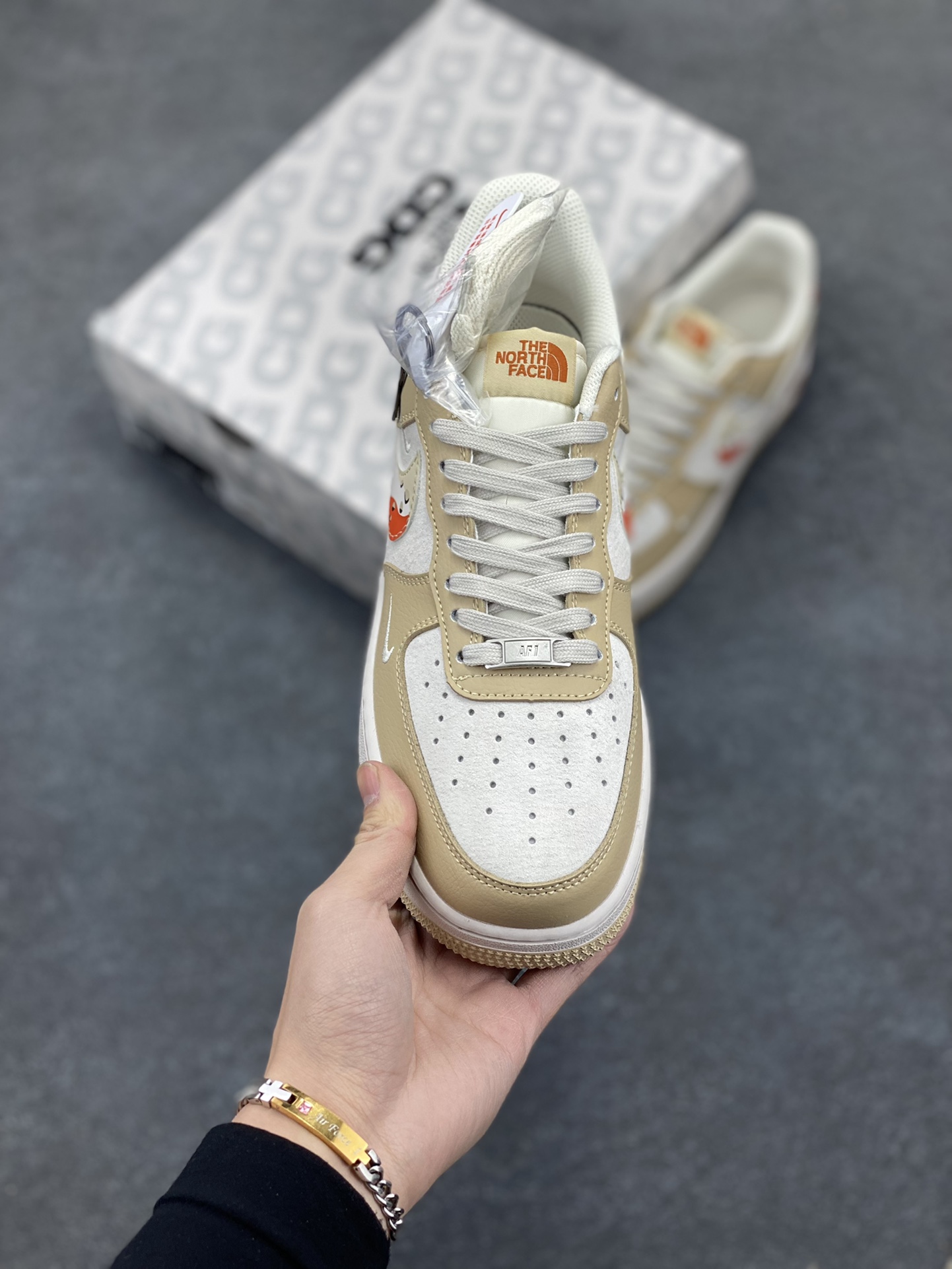 图片[2]-NIke Air Force 1 \’07 Low “北面联名–奶茶色”空军一号 低帮 运动鞋 休闲鞋 折边针车 工艺难度大 原楦头原纸板 原装鞋盒 定制五金配件 内置全掌气垫 原厂鞋底 货号：DM6688-048 尺码：36 36.5 37.5 38 38.5 39 40 40.5 41 42 42.5 43 44 44.5 45-选品中心
