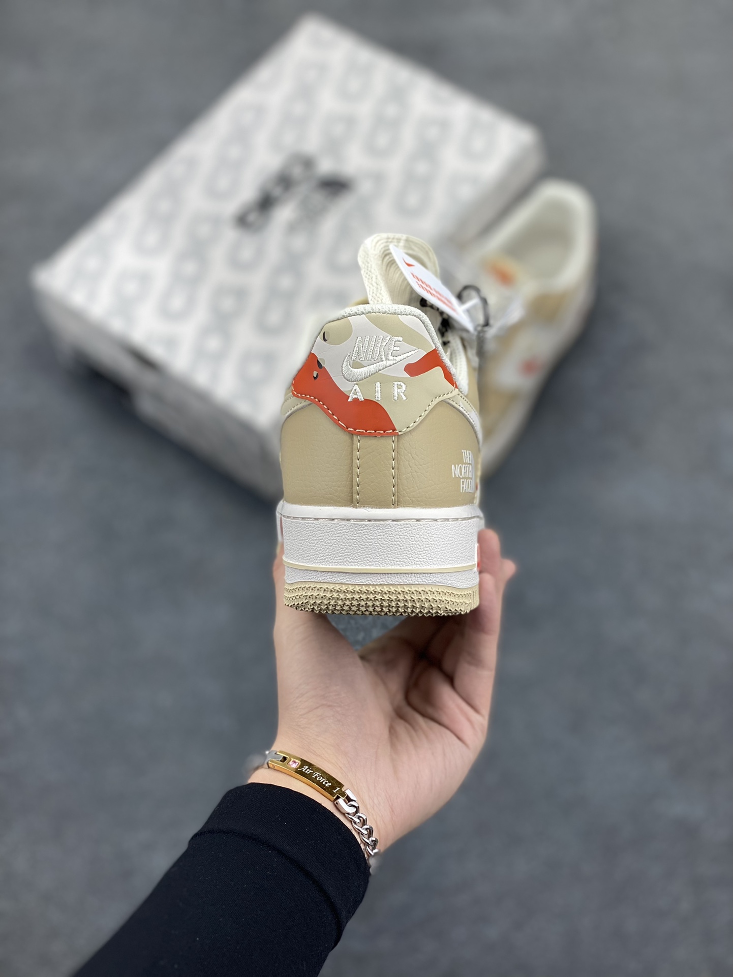 图片[4]-NIke Air Force 1 \’07 Low “北面联名–奶茶色”空军一号 低帮 运动鞋 休闲鞋 折边针车 工艺难度大 原楦头原纸板 原装鞋盒 定制五金配件 内置全掌气垫 原厂鞋底 货号：DM6688-048 尺码：36 36.5 37.5 38 38.5 39 40 40.5 41 42 42.5 43 44 44.5 45-选品中心