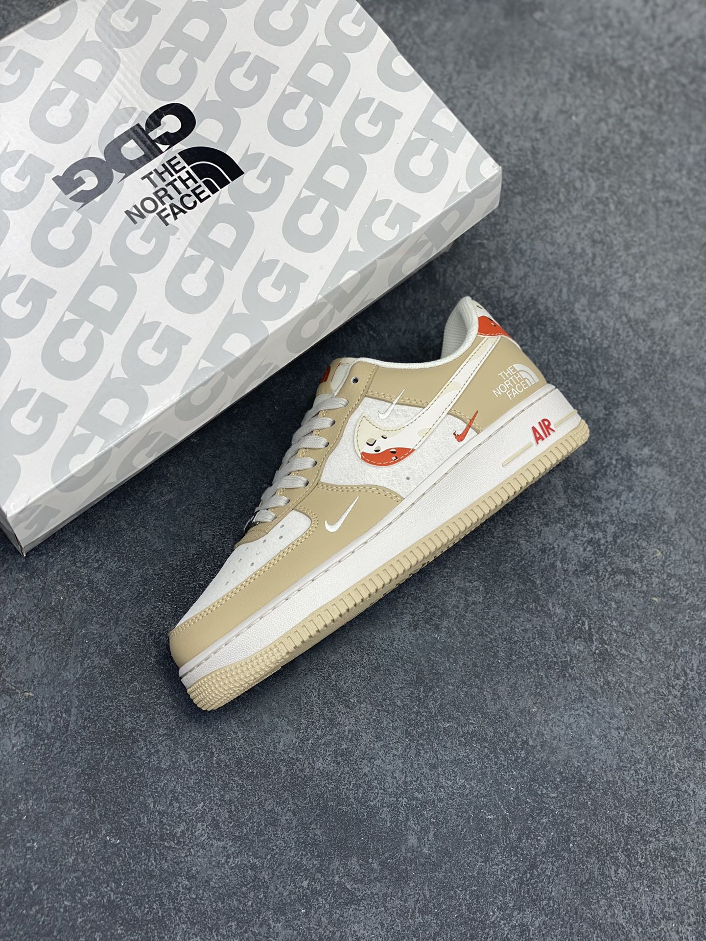 图片[7]-NIke Air Force 1 \’07 Low “北面联名–奶茶色”空军一号 低帮 运动鞋 休闲鞋 折边针车 工艺难度大 原楦头原纸板 原装鞋盒 定制五金配件 内置全掌气垫 原厂鞋底 货号：DM6688-048 尺码：36 36.5 37.5 38 38.5 39 40 40.5 41 42 42.5 43 44 44.5 45-选品中心