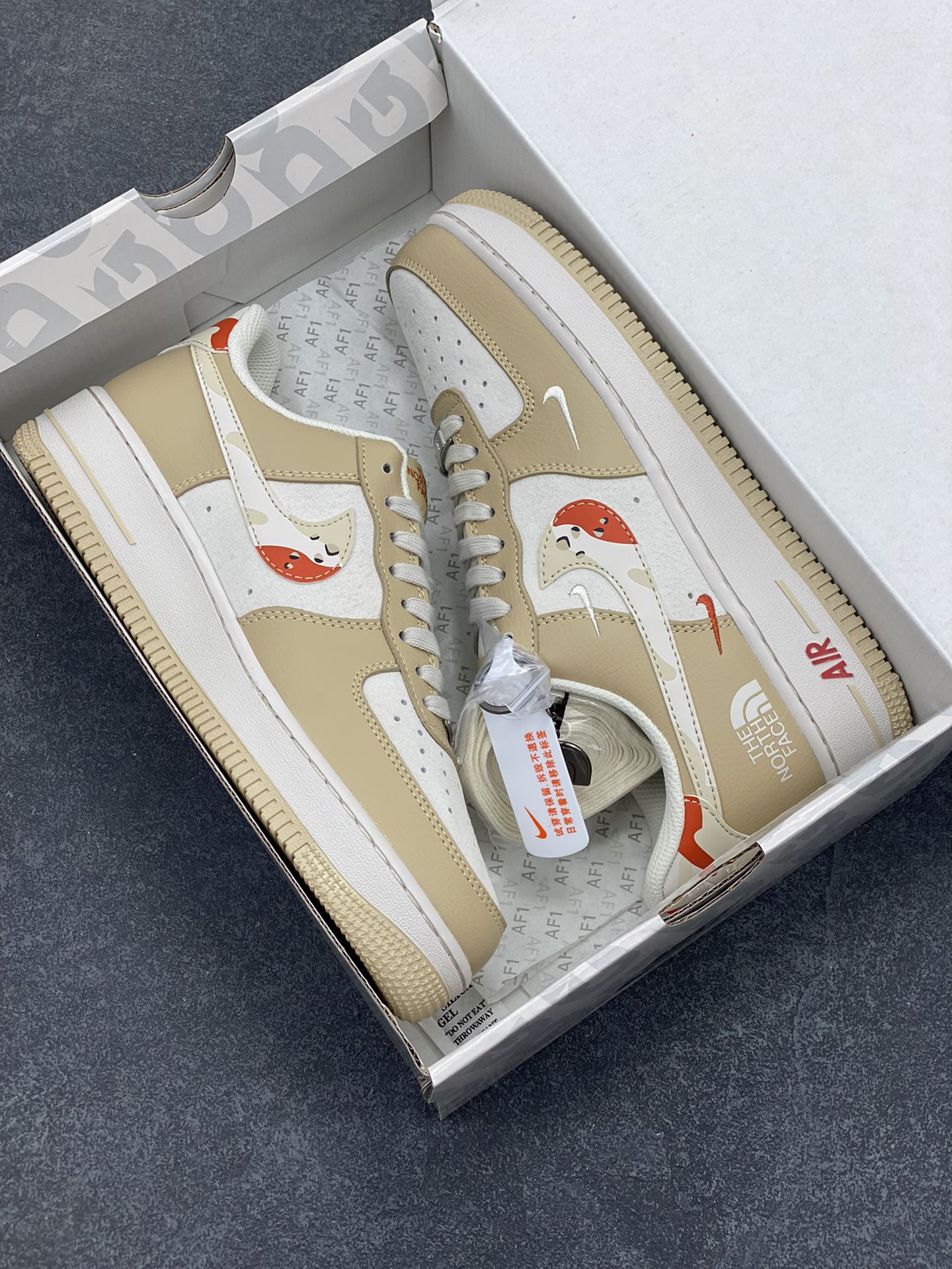 图片[9]-NIke Air Force 1 \’07 Low “北面联名–奶茶色”空军一号 低帮 运动鞋 休闲鞋 折边针车 工艺难度大 原楦头原纸板 原装鞋盒 定制五金配件 内置全掌气垫 原厂鞋底 货号：DM6688-048 尺码：36 36.5 37.5 38 38.5 39 40 40.5 41 42 42.5 43 44 44.5 45-选品中心