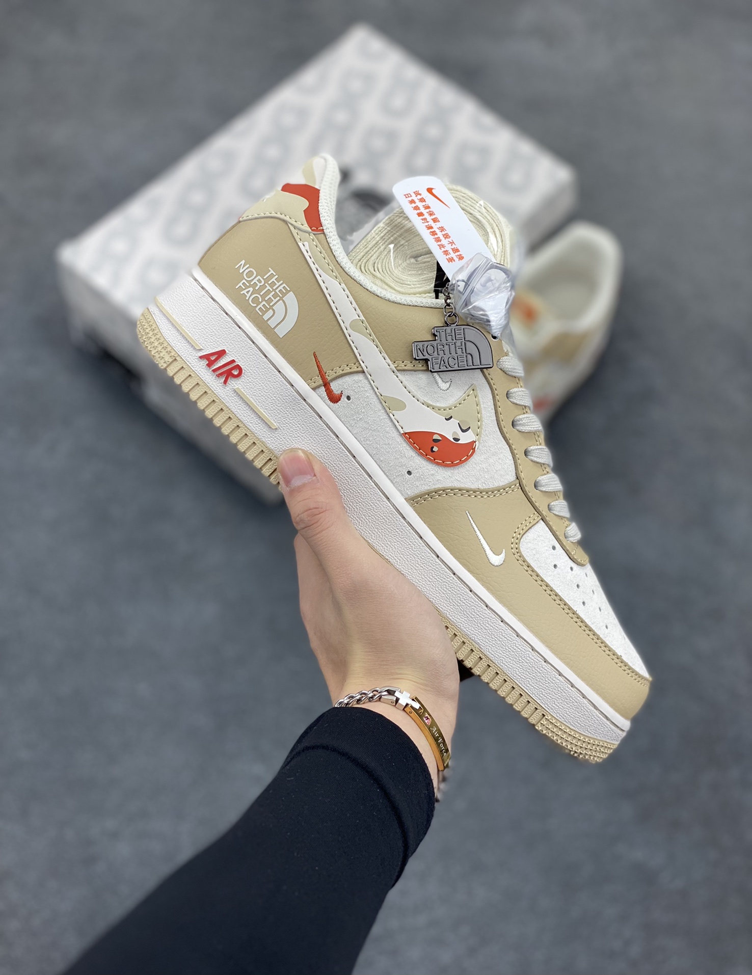 NIke Air Force 1 \’07 Low “北面联名–奶茶色”空军一号 低帮 运动鞋 休闲鞋 折边针车 工艺难度大 原楦头原纸板 原装鞋盒 定制五金配件 内置全掌气垫 原厂鞋底 货号:DM6688-048 尺码:36 36.5 37.5 38 38.5 39 40 40.5 41 42 42.5 43 44 44.5 45-选品中心
