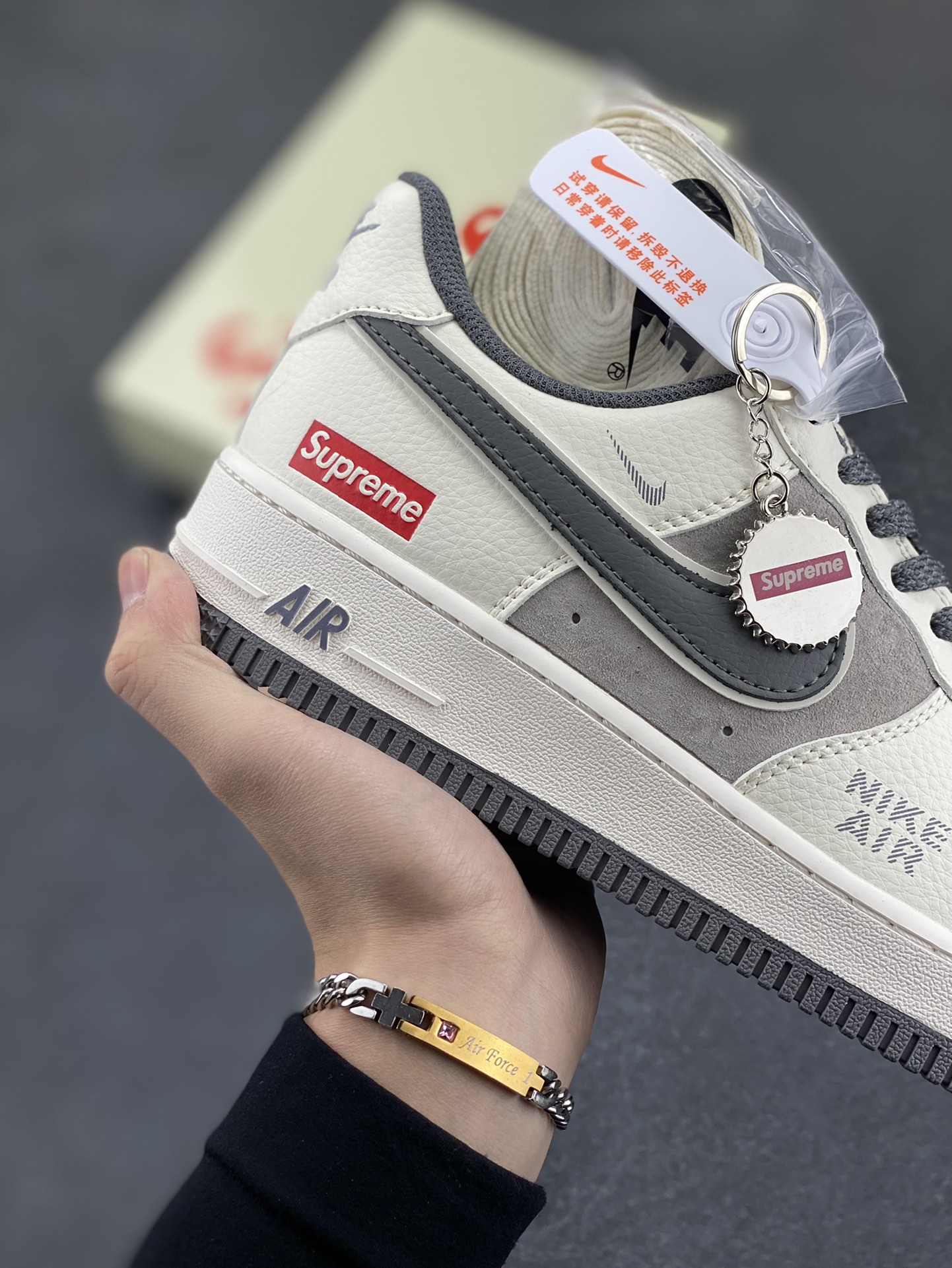 图片[6]-NIke Air Force 1 \’07 Low “Supreme联名–猪八米灰勾”空军一号 低帮 运动鞋 休闲鞋 折边针车 工艺难度大 原楦头原纸板 原装鞋盒 定制五金配件 内置全掌气垫 原厂鞋底 货号：DM6688-056 尺码：36 36.5 37.5 38 38.5 39 40 40.5 41 42 42.5 43 44 44.5 45-选品中心