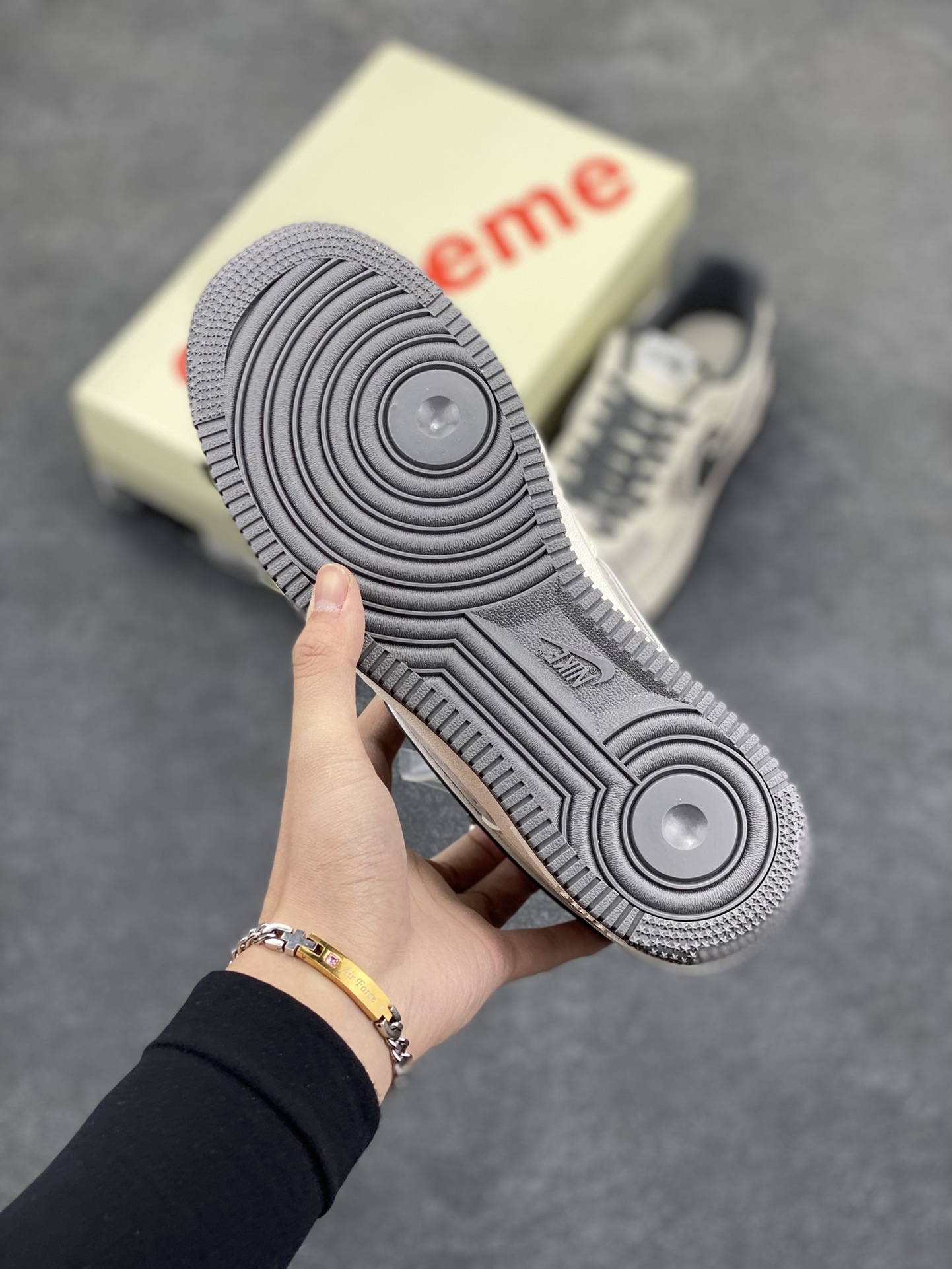 图片[5]-NIke Air Force 1 \’07 Low “Supreme联名–猪八米灰勾”空军一号 低帮 运动鞋 休闲鞋 折边针车 工艺难度大 原楦头原纸板 原装鞋盒 定制五金配件 内置全掌气垫 原厂鞋底 货号：DM6688-056 尺码：36 36.5 37.5 38 38.5 39 40 40.5 41 42 42.5 43 44 44.5 45-选品中心