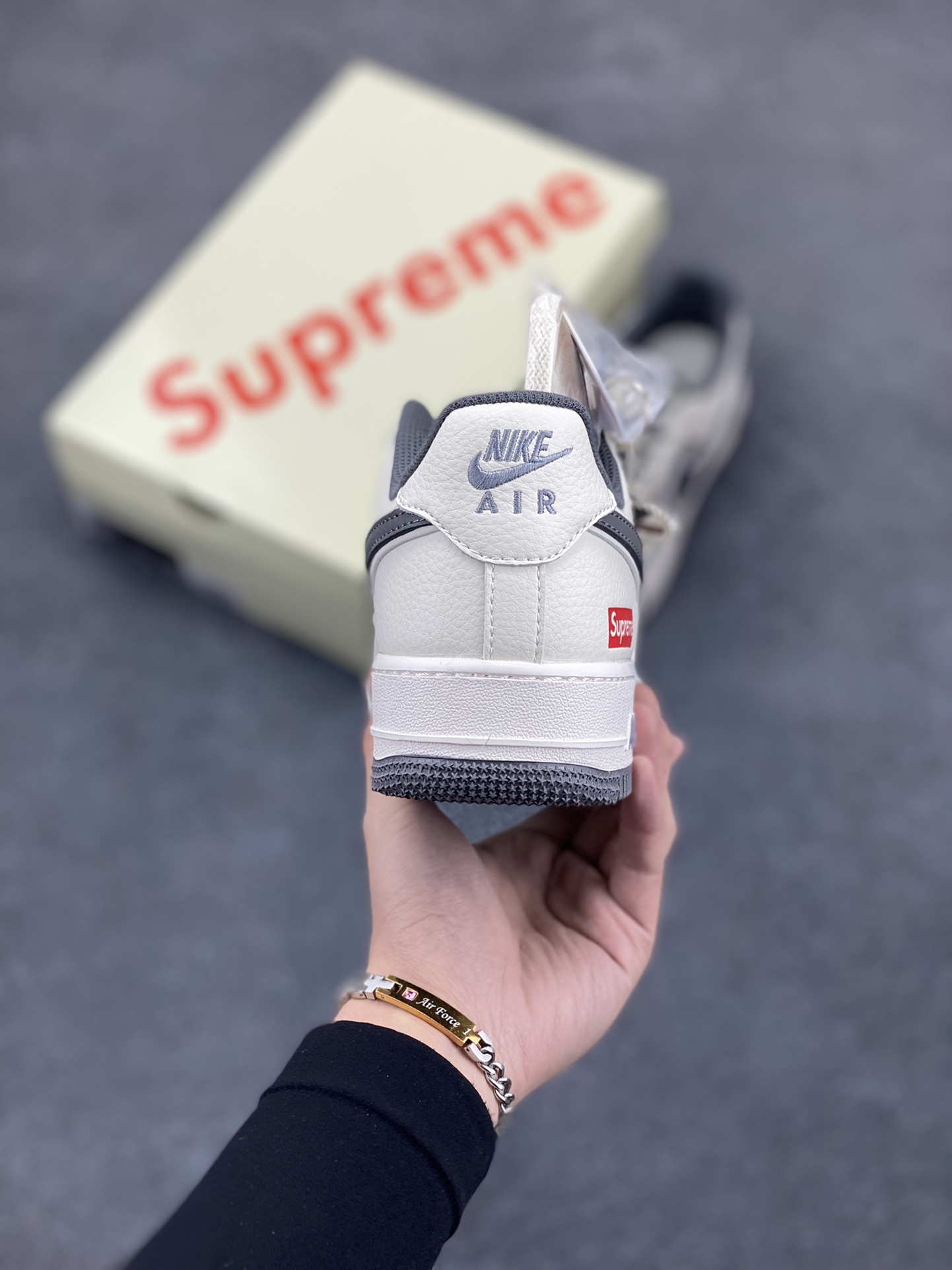 图片[4]-NIke Air Force 1 \’07 Low “Supreme联名–猪八米灰勾”空军一号 低帮 运动鞋 休闲鞋 折边针车 工艺难度大 原楦头原纸板 原装鞋盒 定制五金配件 内置全掌气垫 原厂鞋底 货号：DM6688-056 尺码：36 36.5 37.5 38 38.5 39 40 40.5 41 42 42.5 43 44 44.5 45-选品中心