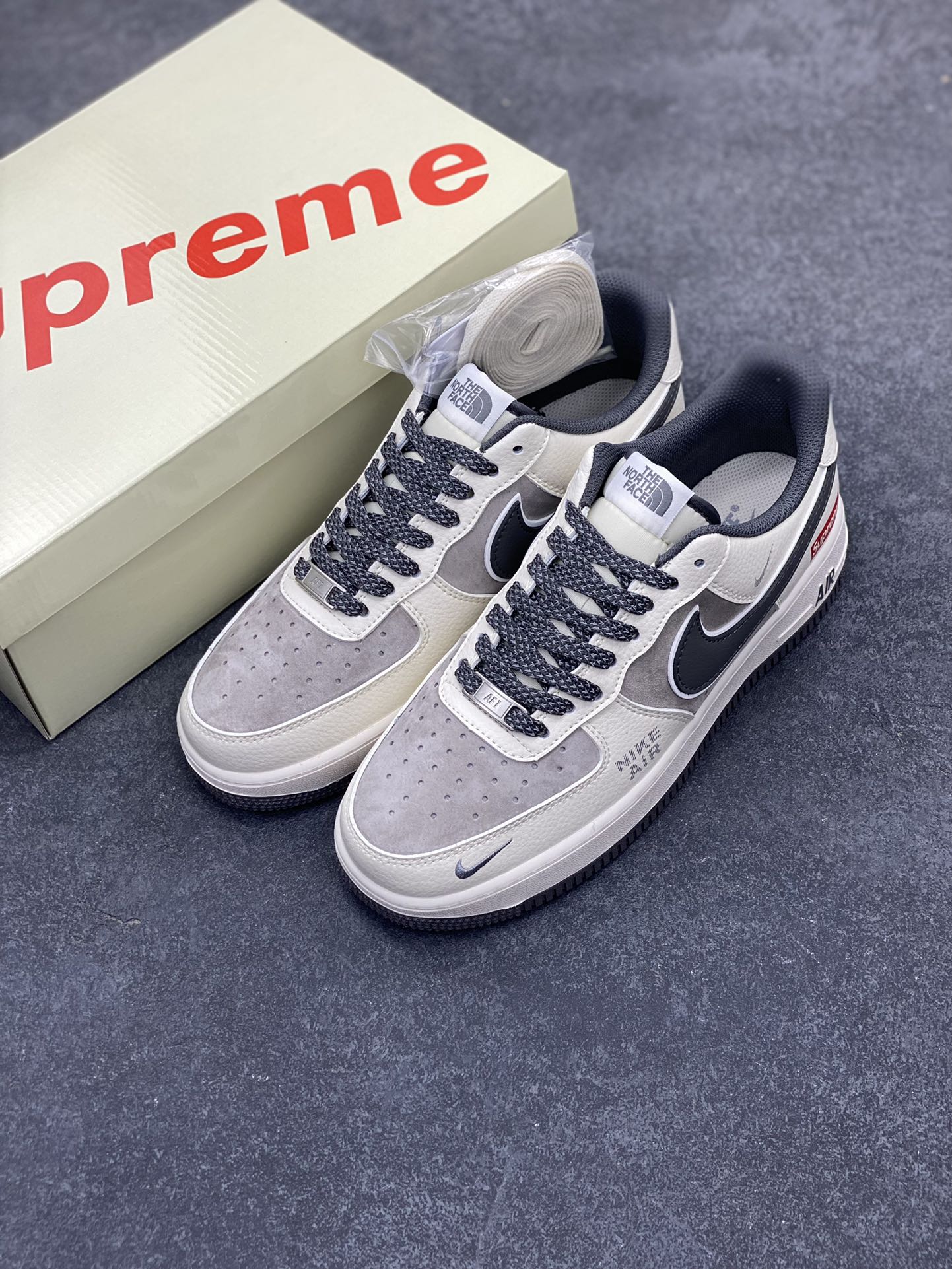 图片[8]-NIke Air Force 1 \’07 Low “Supreme联名–猪八米灰勾”空军一号 低帮 运动鞋 休闲鞋 折边针车 工艺难度大 原楦头原纸板 原装鞋盒 定制五金配件 内置全掌气垫 原厂鞋底 货号：DM6688-056 尺码：36 36.5 37.5 38 38.5 39 40 40.5 41 42 42.5 43 44 44.5 45-选品中心