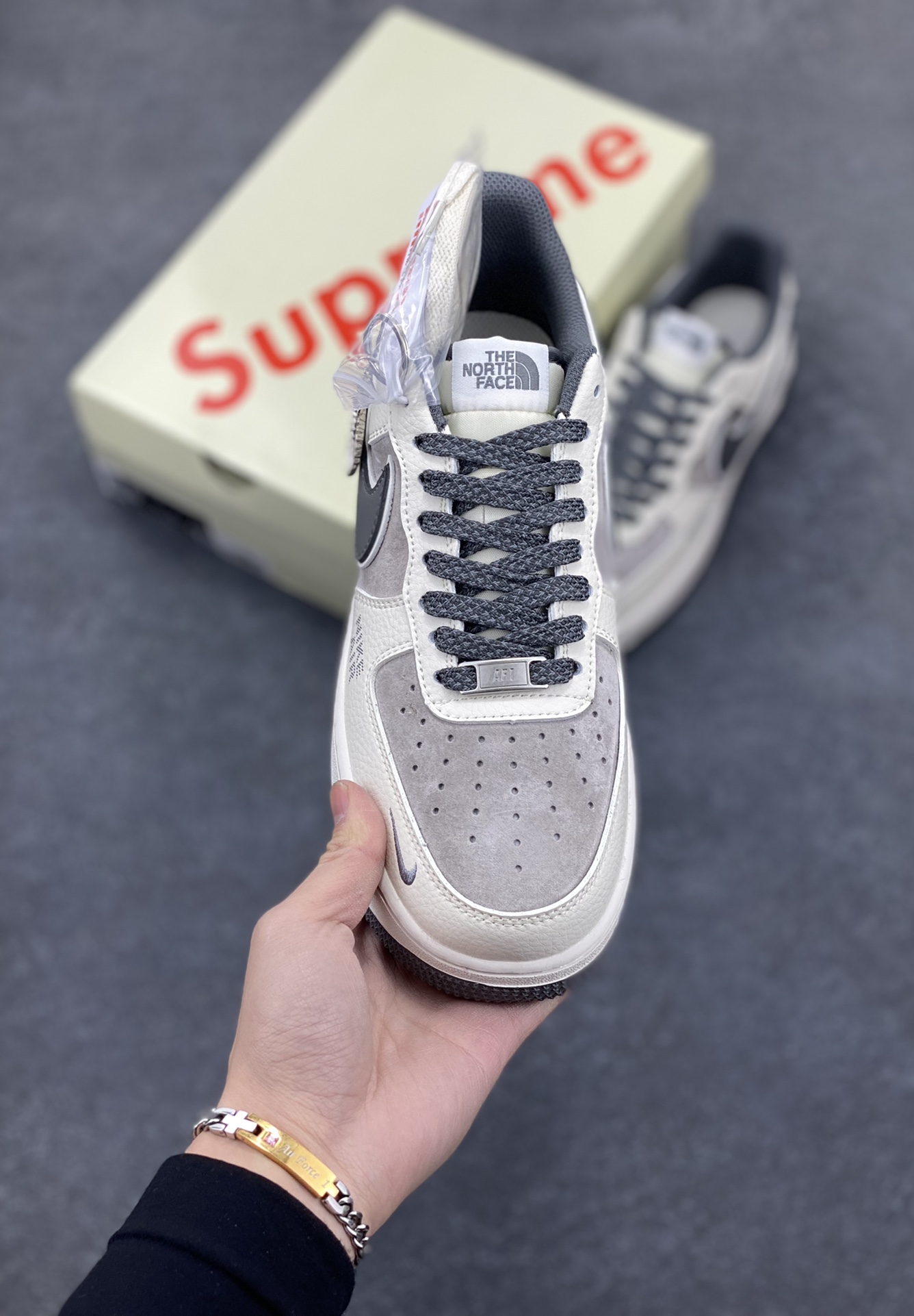 图片[2]-NIke Air Force 1 \’07 Low “Supreme联名–猪八米灰勾”空军一号 低帮 运动鞋 休闲鞋 折边针车 工艺难度大 原楦头原纸板 原装鞋盒 定制五金配件 内置全掌气垫 原厂鞋底 货号：DM6688-056 尺码：36 36.5 37.5 38 38.5 39 40 40.5 41 42 42.5 43 44 44.5 45-选品中心