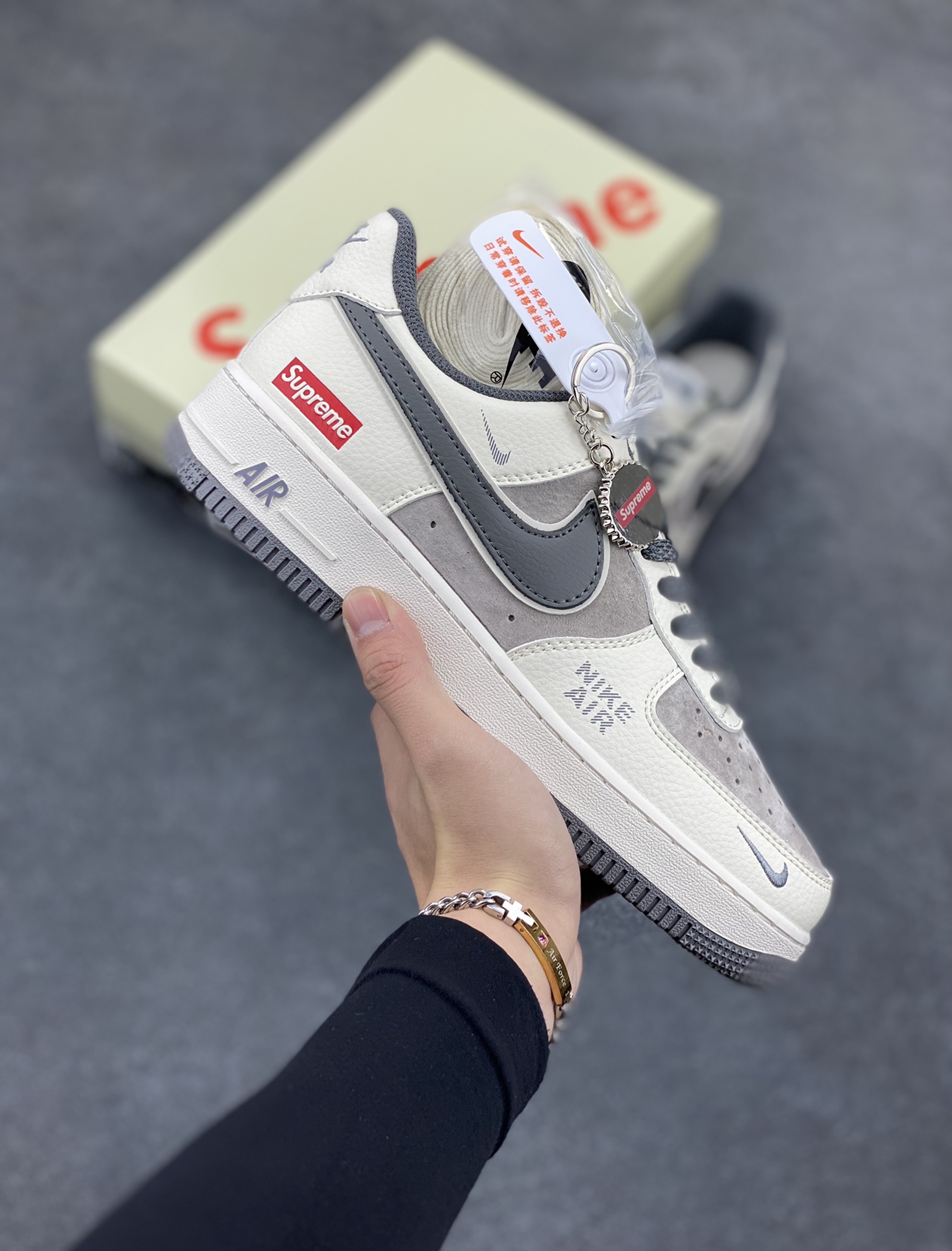 NIke Air Force 1 \’07 Low “Supreme联名–猪八米灰勾”空军一号 低帮 运动鞋 休闲鞋 折边针车 工艺难度大 原楦头原纸板 原装鞋盒 定制五金配件 内置全掌气垫 原厂鞋底 货号:DM6688-056 尺码:36 36.5 37.5 38 38.5 39 40 40.5 41 42 42.5 43 44 44.5 45-选品中心