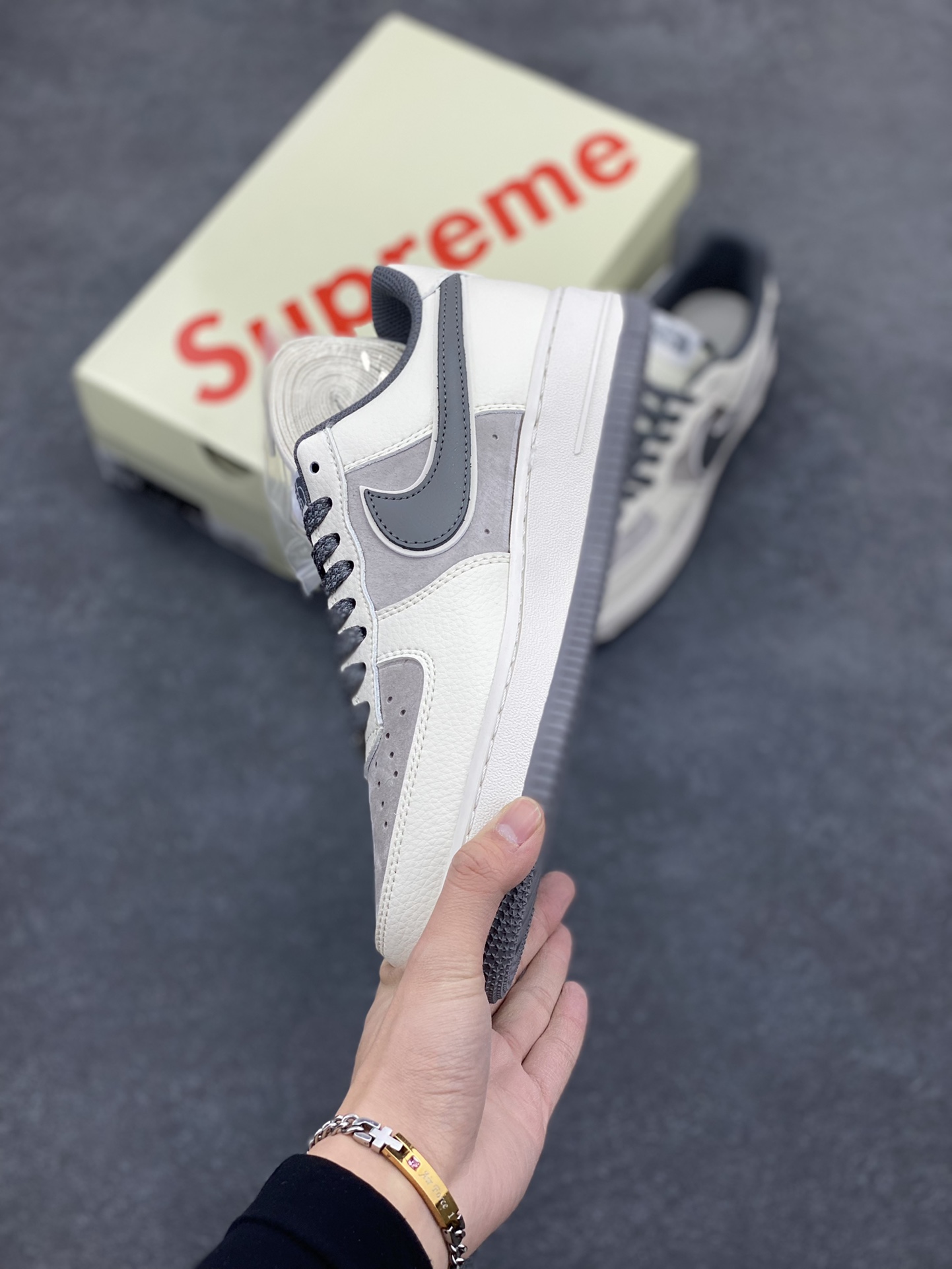 图片[3]-NIke Air Force 1 \’07 Low “Supreme联名–猪八米灰勾”空军一号 低帮 运动鞋 休闲鞋 折边针车 工艺难度大 原楦头原纸板 原装鞋盒 定制五金配件 内置全掌气垫 原厂鞋底 货号：DM6688-056 尺码：36 36.5 37.5 38 38.5 39 40 40.5 41 42 42.5 43 44 44.5 45-选品中心