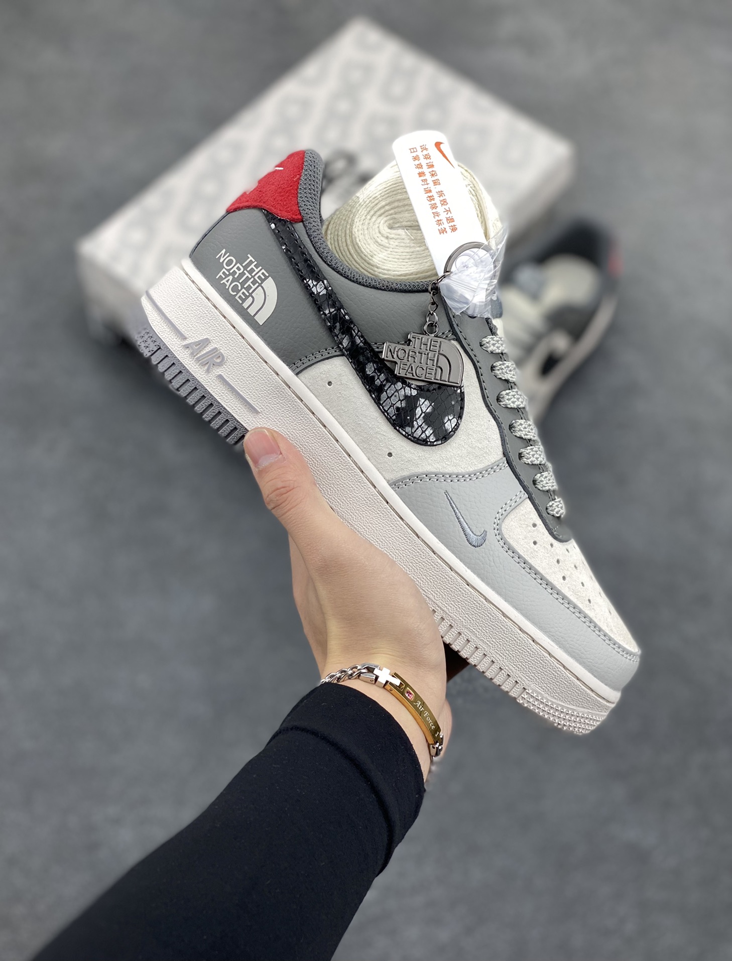 NIke Air Force 1 \’07 Low “北面联名–米灰黑蛇鳞”空军一号 低帮 运动鞋 休闲鞋 折边针车 工艺难度大 原楦头原纸板 原装鞋盒 定制五金配件 内置全掌气垫 原厂鞋底 货号：DM6688-052 尺码：36 36.5 37.5 38 38.5 39 40 40.5 41 42 42.5 43 44 44.5 45-选品中心