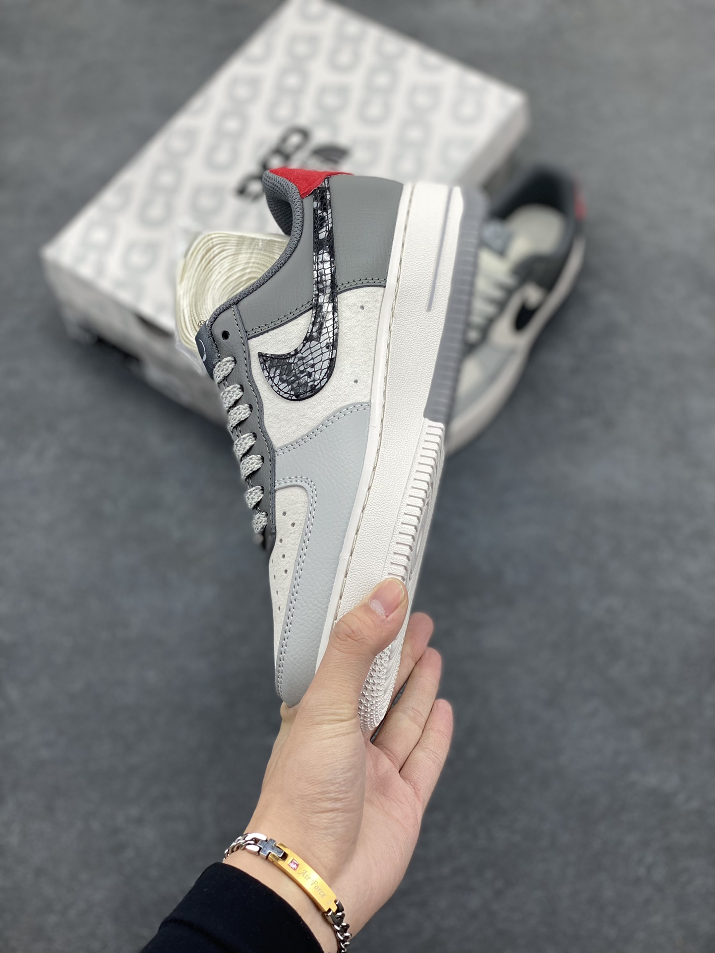 图片[3]-NIke Air Force 1 \’07 Low “北面联名–米灰黑蛇鳞”空军一号 低帮 运动鞋 休闲鞋 折边针车 工艺难度大 原楦头原纸板 原装鞋盒 定制五金配件 内置全掌气垫 原厂鞋底 货号：DM6688-052 尺码：36 36.5 37.5 38 38.5 39 40 40.5 41 42 42.5 43 44 44.5 45-选品中心