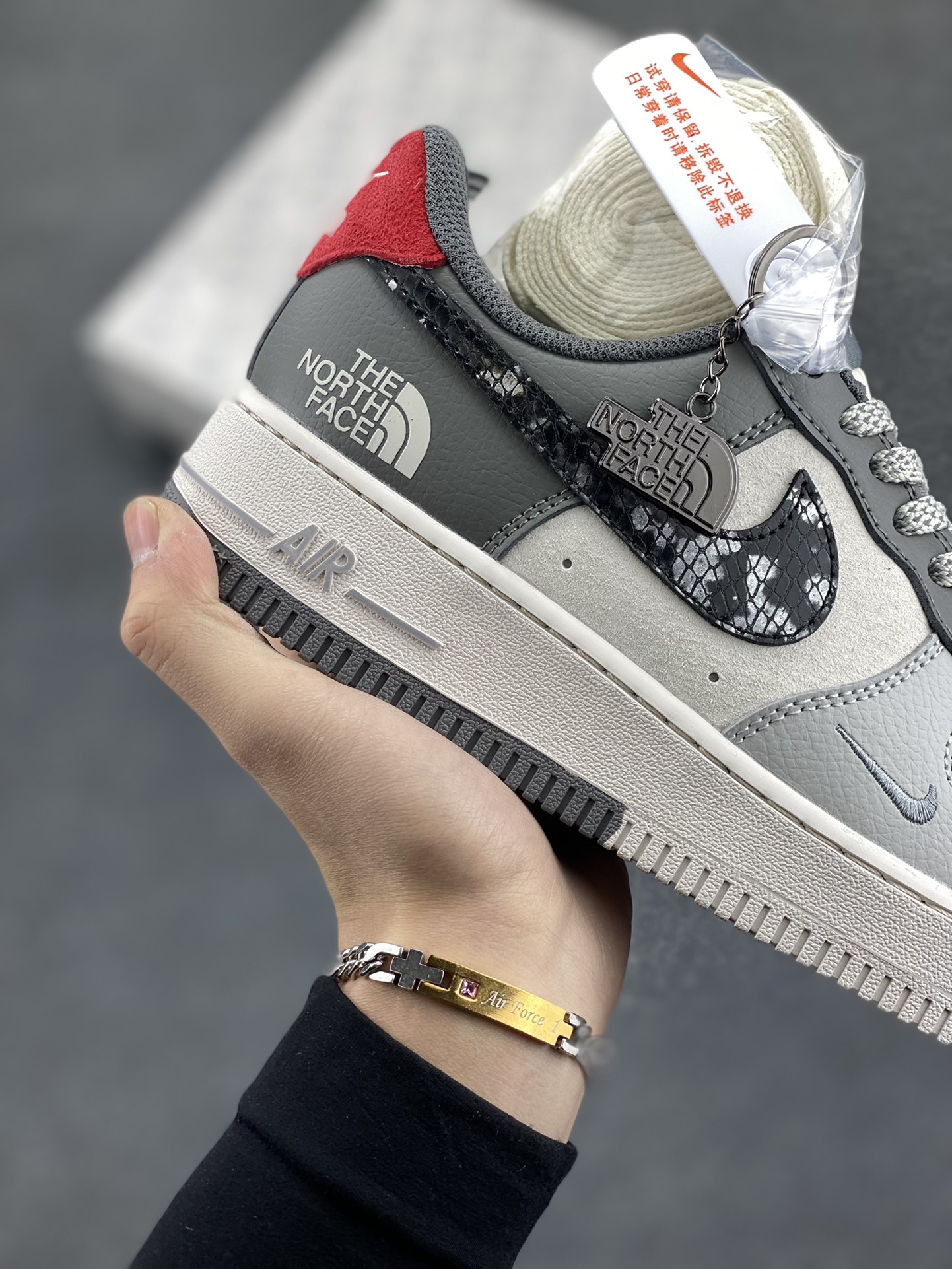 图片[6]-NIke Air Force 1 \’07 Low “北面联名–米灰黑蛇鳞”空军一号 低帮 运动鞋 休闲鞋 折边针车 工艺难度大 原楦头原纸板 原装鞋盒 定制五金配件 内置全掌气垫 原厂鞋底 货号：DM6688-052 尺码：36 36.5 37.5 38 38.5 39 40 40.5 41 42 42.5 43 44 44.5 45-选品中心