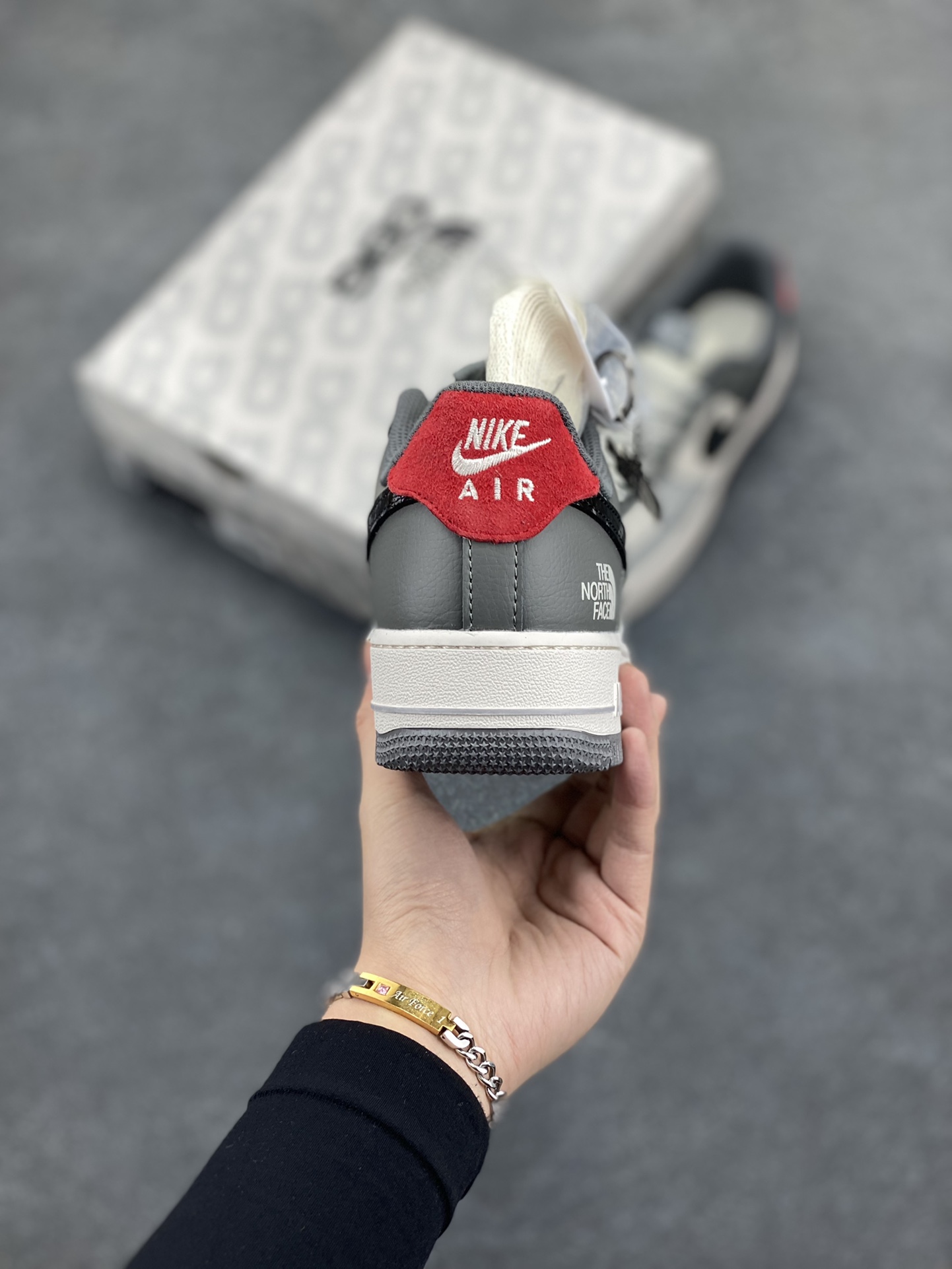 图片[4]-NIke Air Force 1 \’07 Low “北面联名–米灰黑蛇鳞”空军一号 低帮 运动鞋 休闲鞋 折边针车 工艺难度大 原楦头原纸板 原装鞋盒 定制五金配件 内置全掌气垫 原厂鞋底 货号：DM6688-052 尺码：36 36.5 37.5 38 38.5 39 40 40.5 41 42 42.5 43 44 44.5 45-选品中心