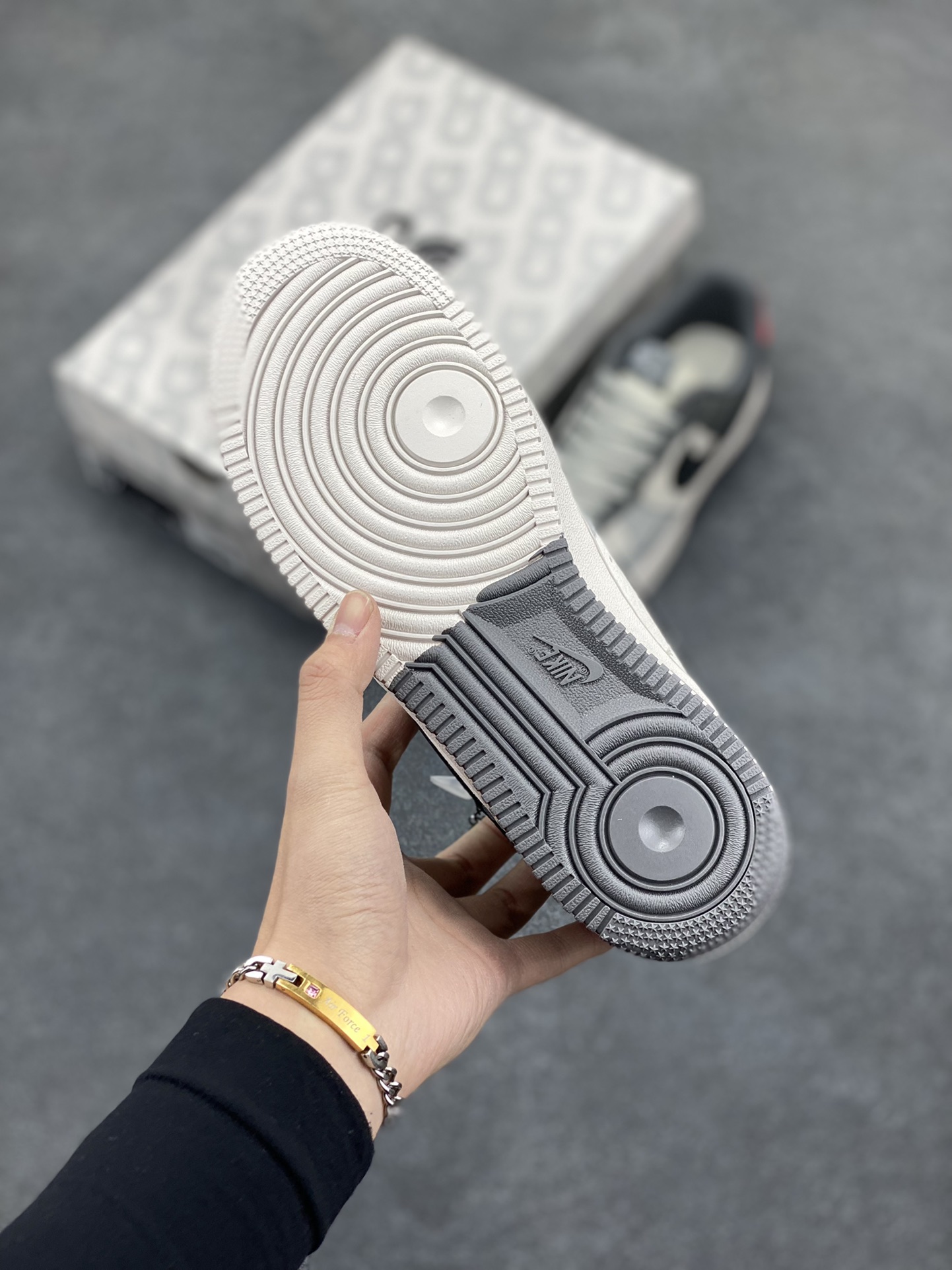 图片[5]-NIke Air Force 1 \’07 Low “北面联名–米灰黑蛇鳞”空军一号 低帮 运动鞋 休闲鞋 折边针车 工艺难度大 原楦头原纸板 原装鞋盒 定制五金配件 内置全掌气垫 原厂鞋底 货号：DM6688-052 尺码：36 36.5 37.5 38 38.5 39 40 40.5 41 42 42.5 43 44 44.5 45-选品中心