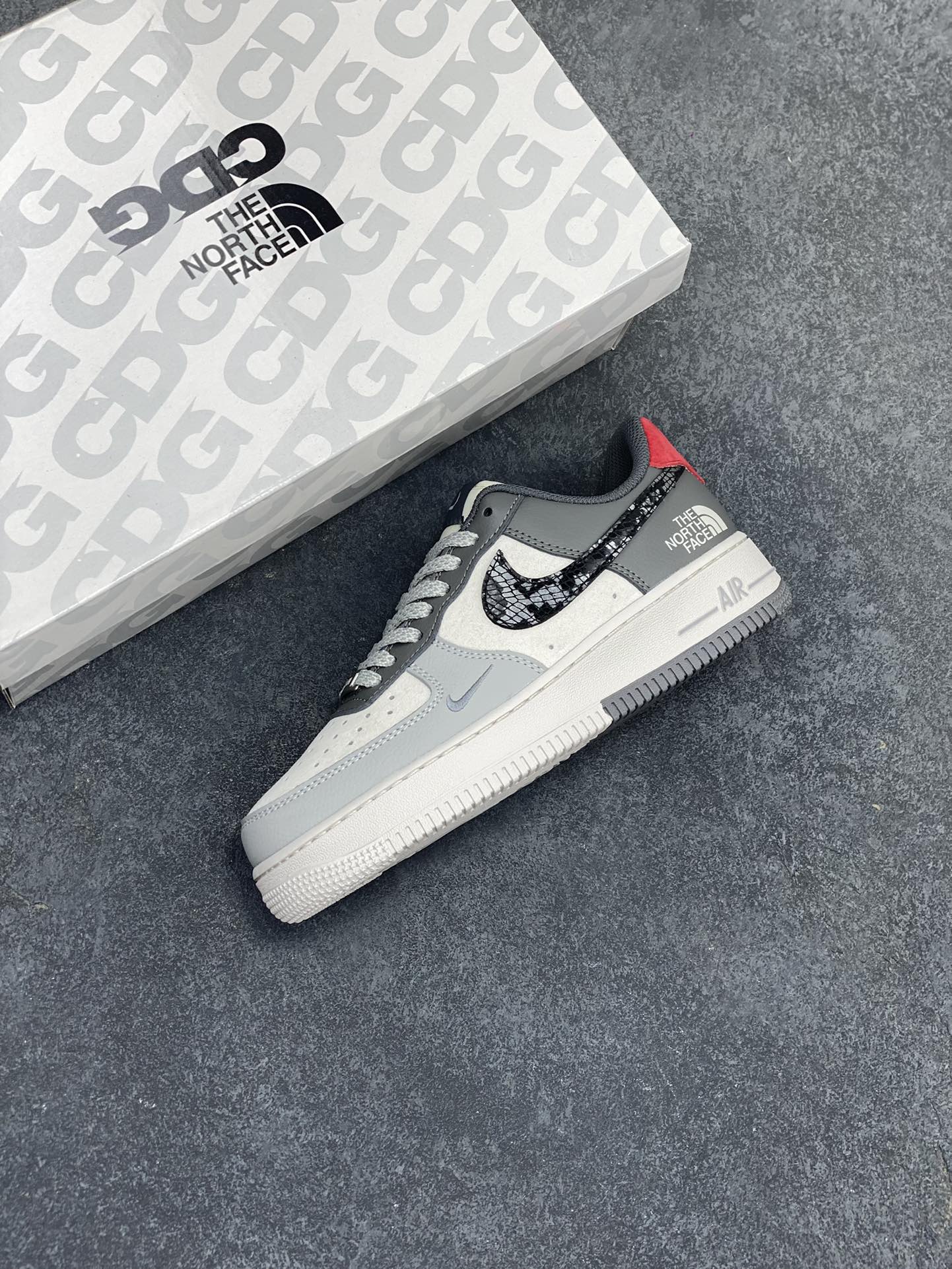 图片[7]-NIke Air Force 1 \’07 Low “北面联名–米灰黑蛇鳞”空军一号 低帮 运动鞋 休闲鞋 折边针车 工艺难度大 原楦头原纸板 原装鞋盒 定制五金配件 内置全掌气垫 原厂鞋底 货号：DM6688-052 尺码：36 36.5 37.5 38 38.5 39 40 40.5 41 42 42.5 43 44 44.5 45-选品中心