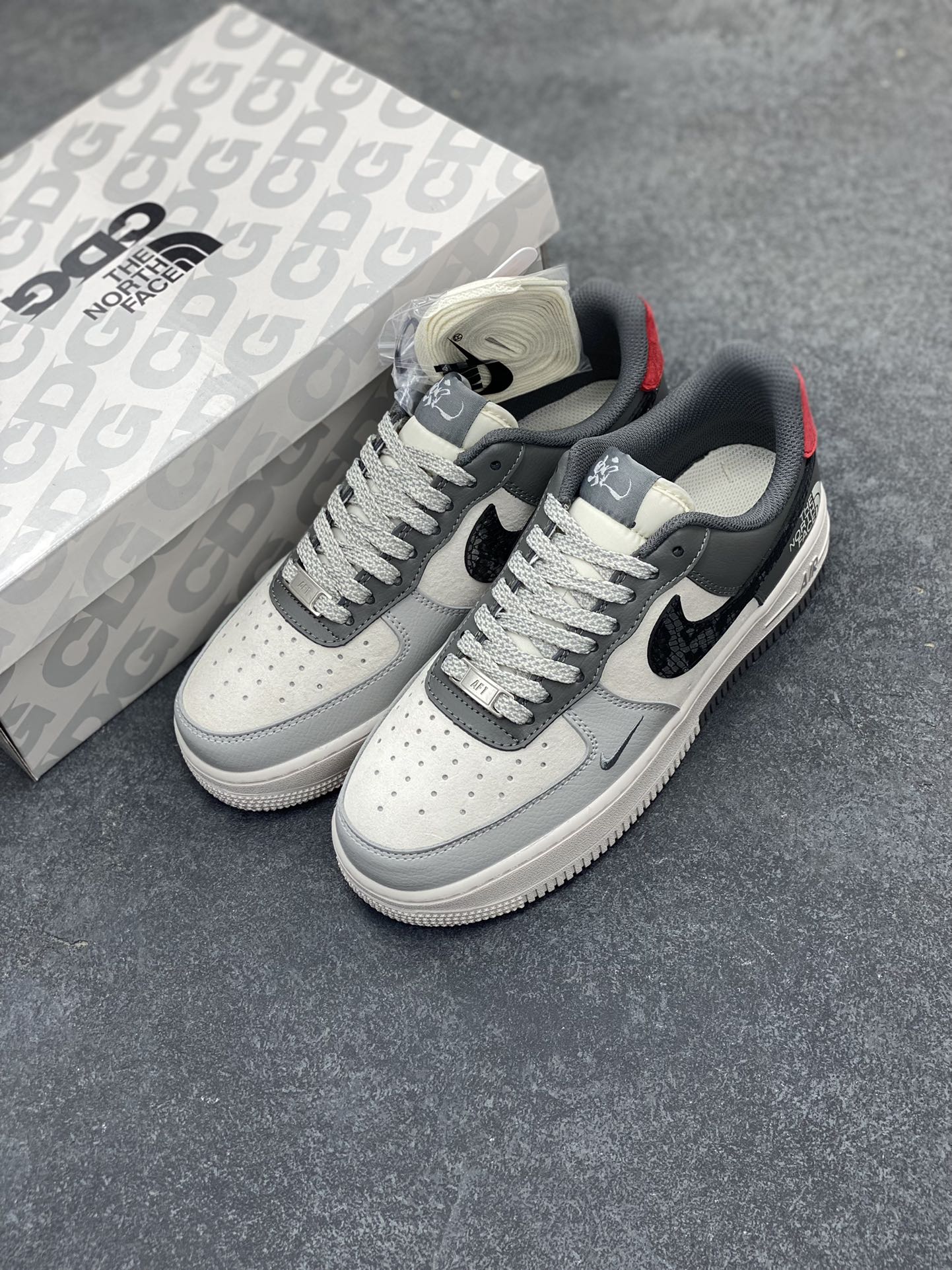 图片[8]-NIke Air Force 1 \’07 Low “北面联名–米灰黑蛇鳞”空军一号 低帮 运动鞋 休闲鞋 折边针车 工艺难度大 原楦头原纸板 原装鞋盒 定制五金配件 内置全掌气垫 原厂鞋底 货号：DM6688-052 尺码：36 36.5 37.5 38 38.5 39 40 40.5 41 42 42.5 43 44 44.5 45-选品中心