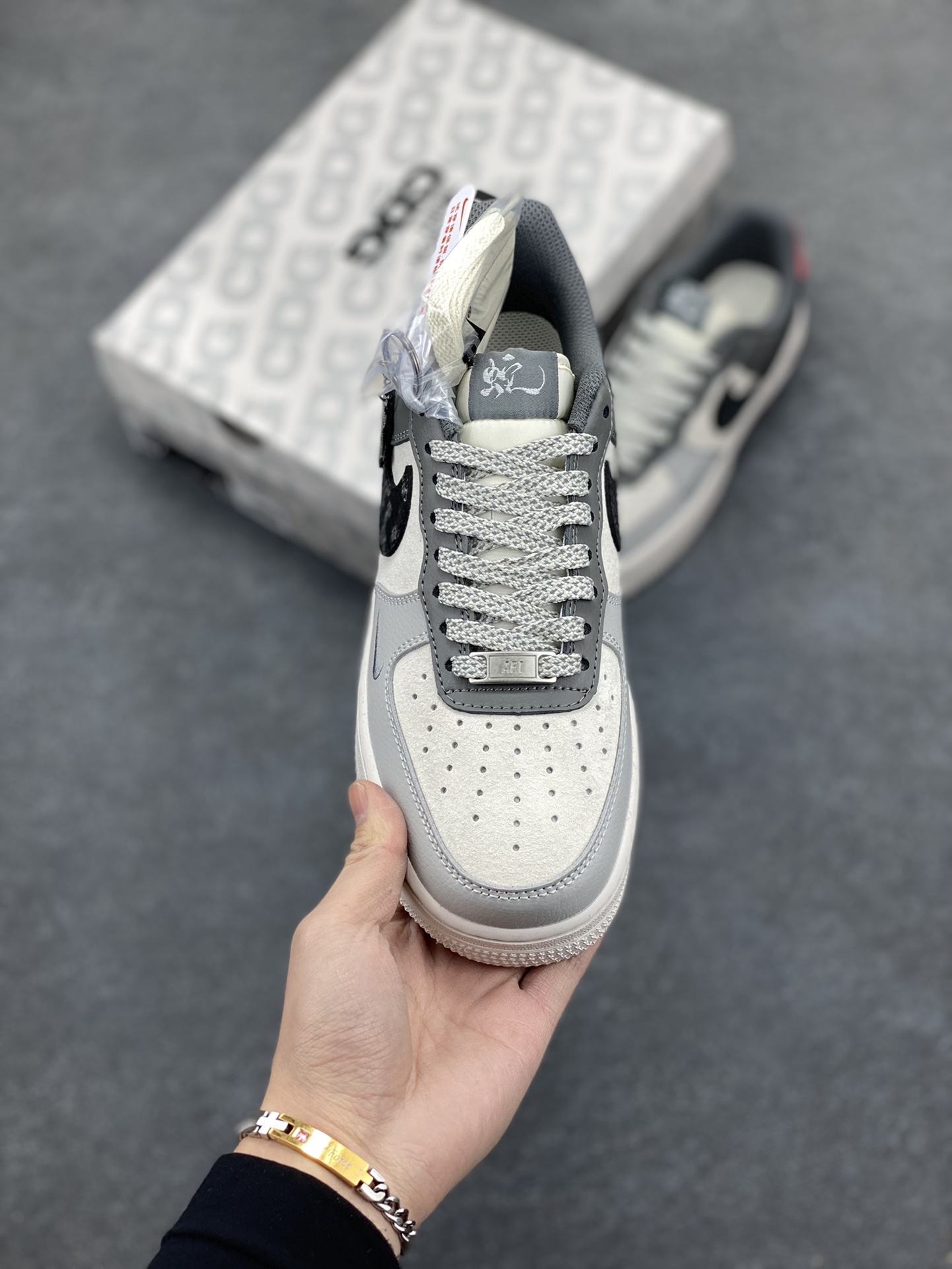 图片[2]-NIke Air Force 1 \’07 Low “北面联名–米灰黑蛇鳞”空军一号 低帮 运动鞋 休闲鞋 折边针车 工艺难度大 原楦头原纸板 原装鞋盒 定制五金配件 内置全掌气垫 原厂鞋底 货号：DM6688-052 尺码：36 36.5 37.5 38 38.5 39 40 40.5 41 42 42.5 43 44 44.5 45-选品中心