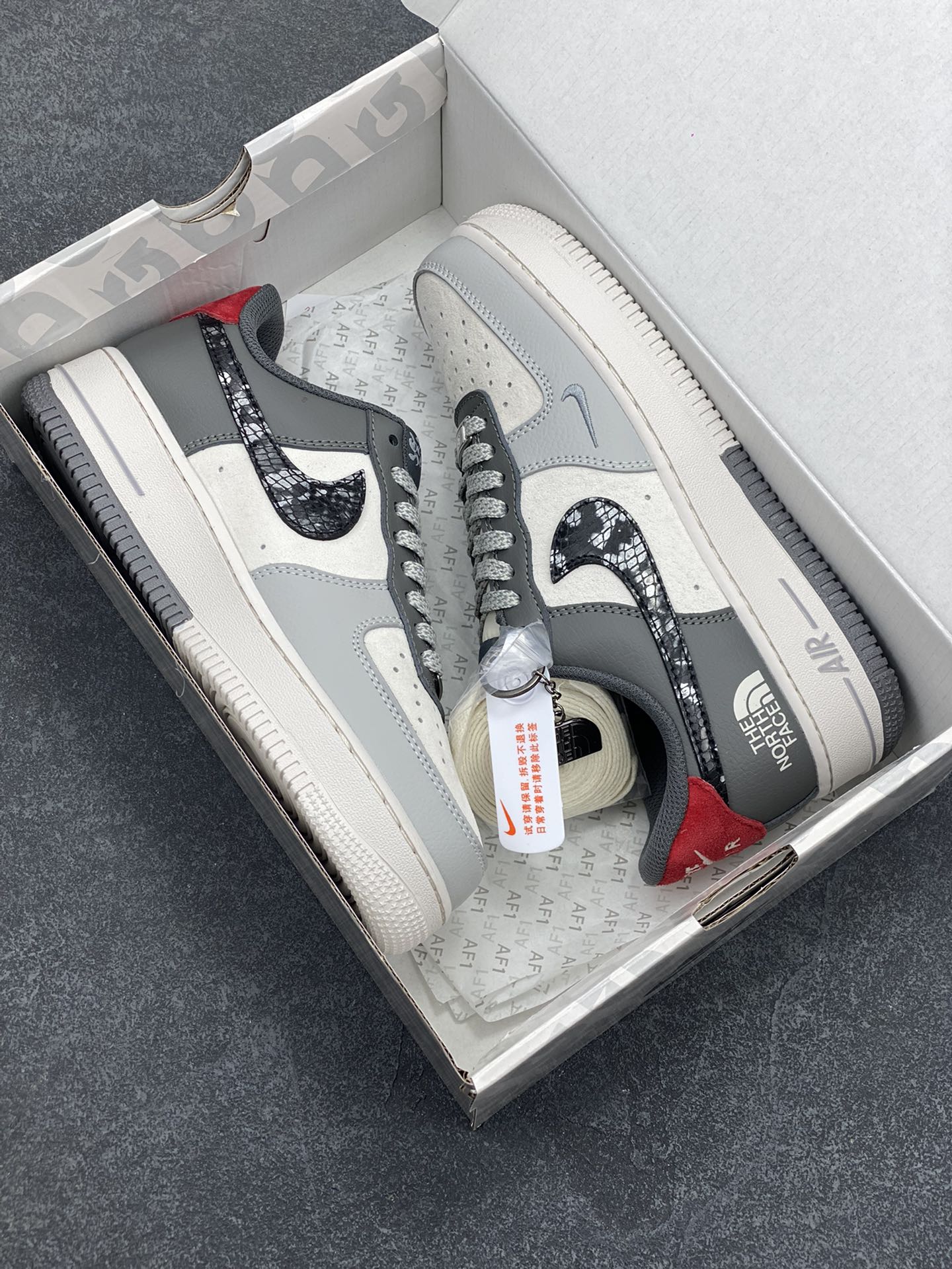图片[9]-NIke Air Force 1 \’07 Low “北面联名–米灰黑蛇鳞”空军一号 低帮 运动鞋 休闲鞋 折边针车 工艺难度大 原楦头原纸板 原装鞋盒 定制五金配件 内置全掌气垫 原厂鞋底 货号：DM6688-052 尺码：36 36.5 37.5 38 38.5 39 40 40.5 41 42 42.5 43 44 44.5 45-选品中心