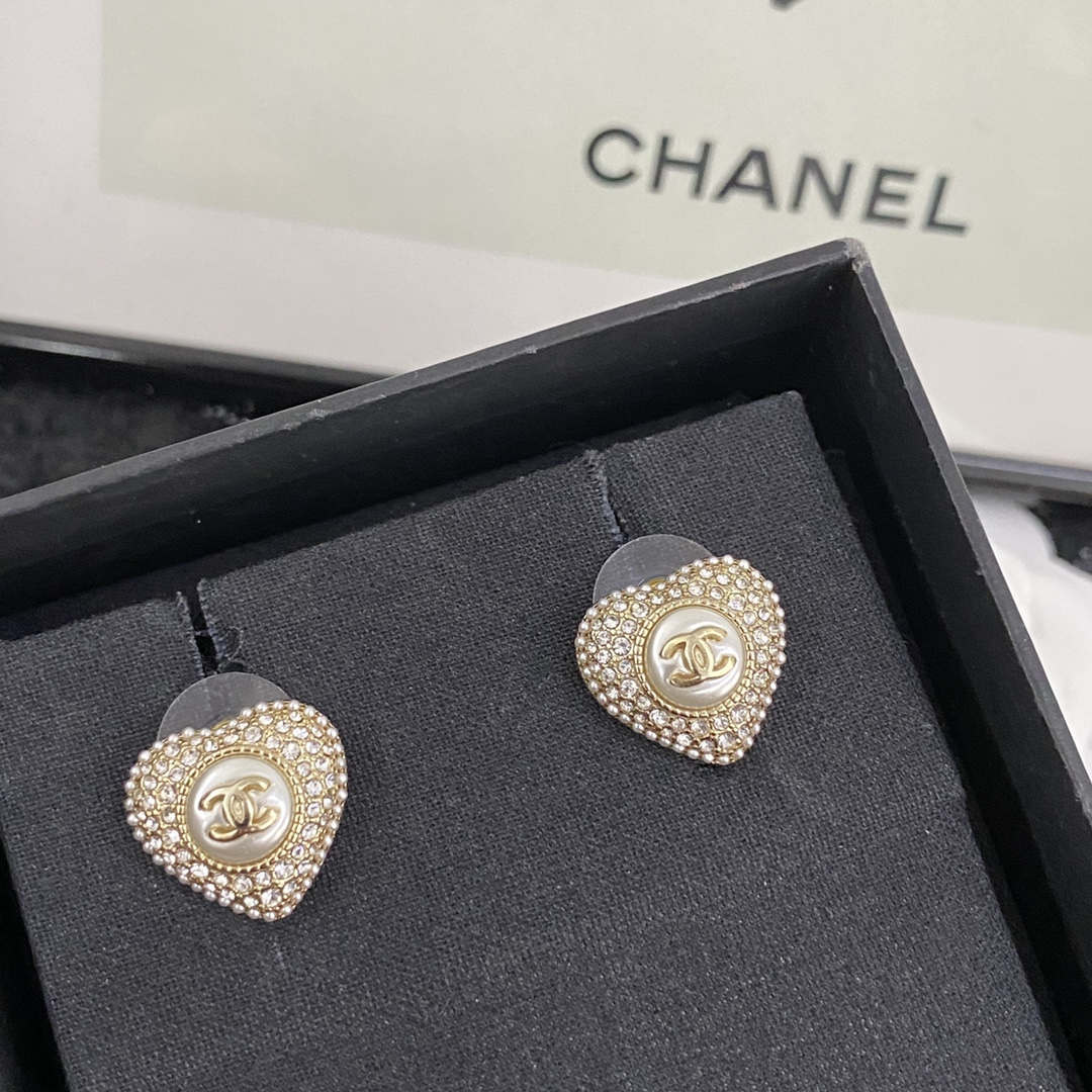  编码E1947   
🛍香奈儿耳钉热销🔥爆上新🆕🆕🆕
😎CHANEL22A 绝美爱心耳钉
💕爱心镶🈵钻