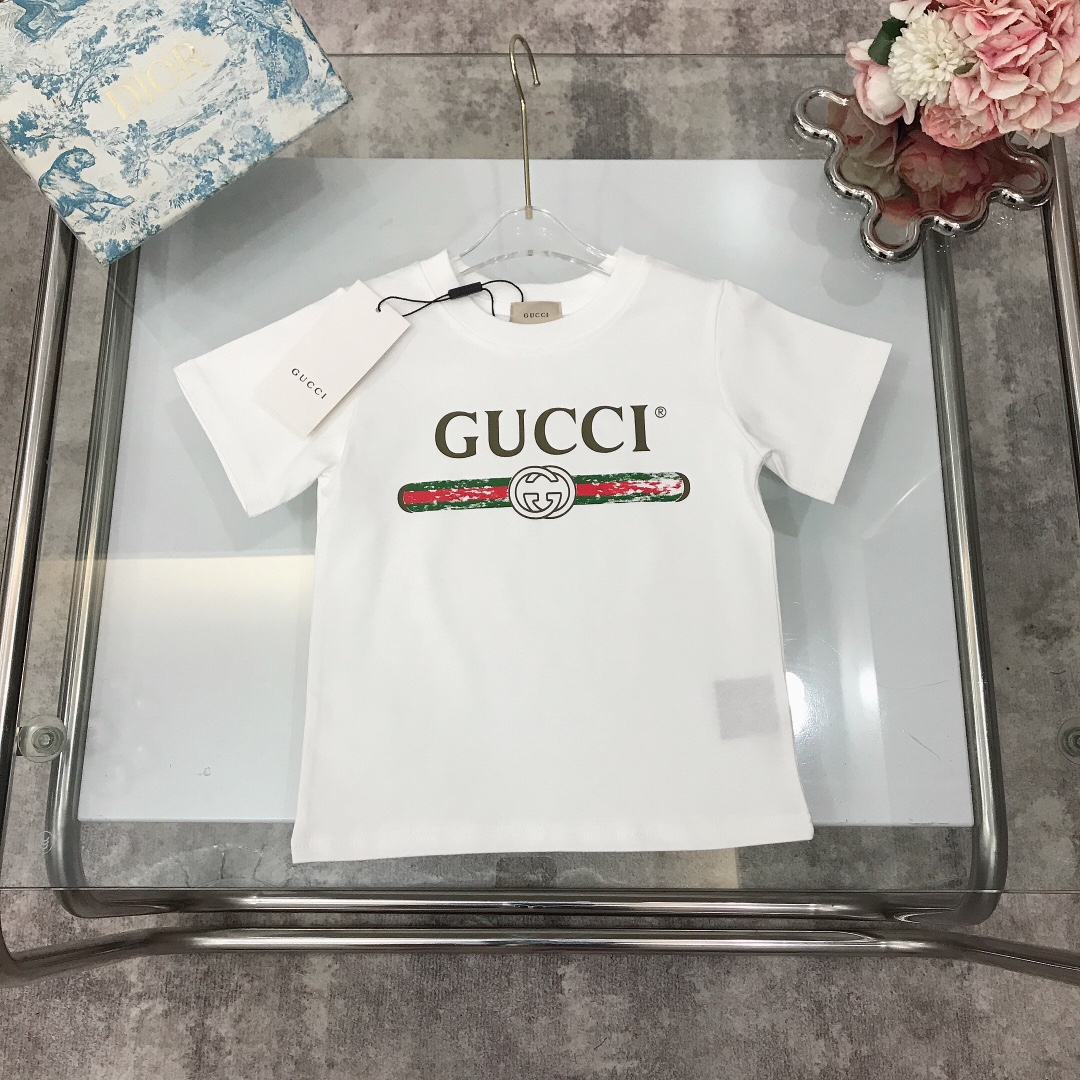 NO:210262,Spot GUCC*/SS chest painted direct spray classic double GG letter printing round neck short-sleeved T-shirt New summer model ~ 240G g heavy combed cotton fabric skin-friendly and refreshing. The neckline is widened and designed with comfortable upper body and breathable. The wide threaded neckline design is high-end stylish, using imported high-end customized high-quality organic cotton fabric. Comfortable and breathable. The upper body effect is very good. Color White Size-110-120-130-140-150 [CM] Requires counter packaging, clothes, gucci, T-shirt, tees, t-shirt,19860909现货发   GUCC*/SS 胸前彩绘直喷经典双GG字母印花 圆领短袖T恤 夏季新款～240G克重精梳棉面料亲肤透爽 领口加宽设计上身舒适透气又高级 宽大螺纹领口设计 高级时髦款,采用进口高端定制精选优质有机棉面料 舒适透气 上身效果非常好 颜色 白色 尺码-110-120-130-140-150【CM】 需要专柜包装元,衣服,gucci,T-shirt,tees，t-shirt,,Children's