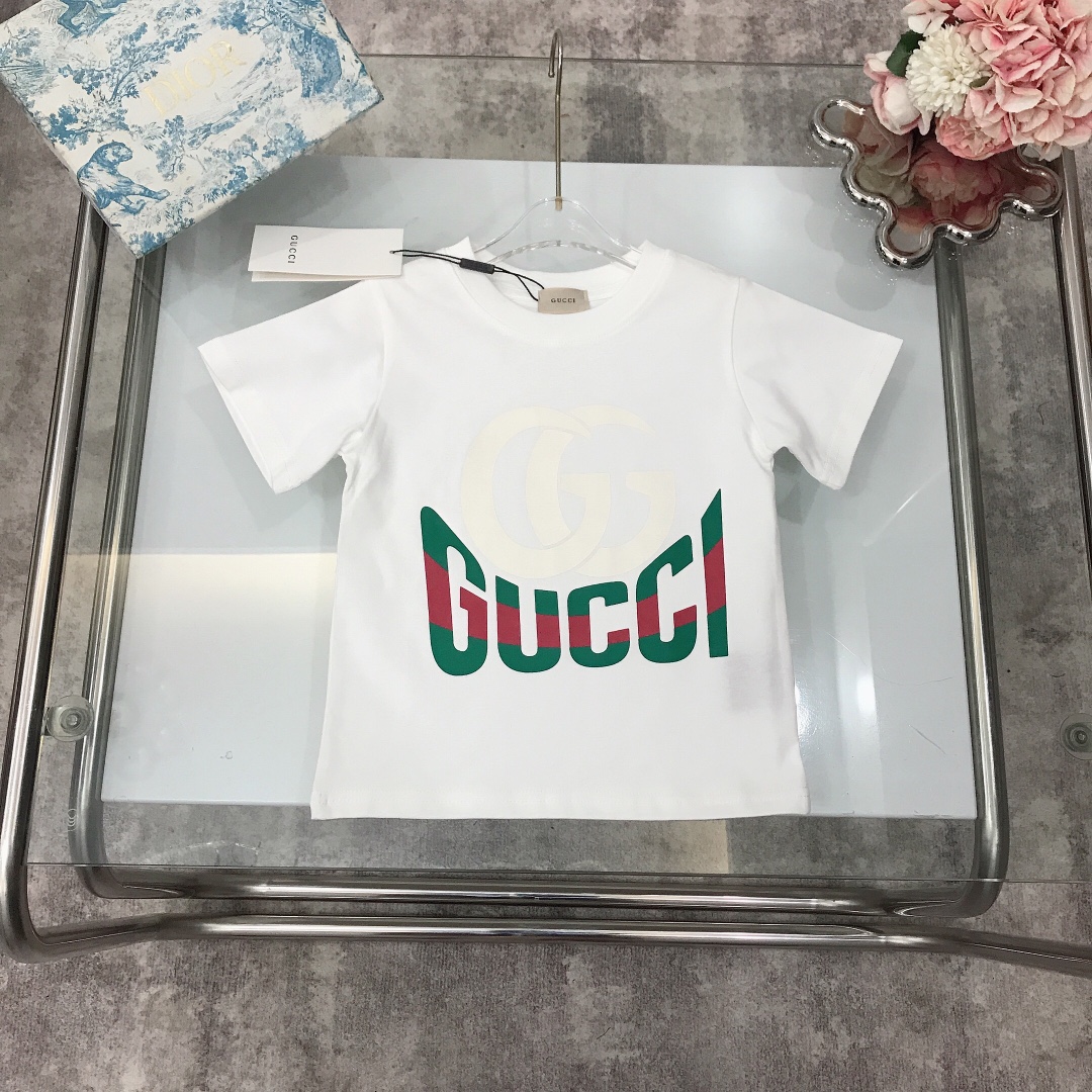 NO:210268,Spot GUCC*/SS Classic style of the Year of the Snake ~ Double GG letter print Round neck short-sleeved T-shirt New summer style ~ 240G g heavy combed cotton fabric skin-friendly and refreshing. The neckline is widened and designed with comfortable upper body and breathable. The wide threaded neckline design is high-end stylish, using imported high-end customized high-quality organic cotton fabric. Comfortable and breathable. The upper body effect is very good. Color White Gray Size-110-120-130-140-150 [CM] Requires counter packaging, clothes, gucci, T-shirt, tees, t-shirt,19860909现货发   GUCC*/SS 蛇年经典款～双GG字母印花 圆领短袖T恤 夏季新款～240G克重精梳棉面料亲肤透爽 领口加宽设计上身舒适透气又高级 宽大螺纹领口设计 高级时髦款,采用进口高端定制精选优质有机棉面料 舒适透气 上身效果非常好 颜色 白色 灰色 尺码-110-120-130-140-150【CM】 需要专柜包装元,衣服,gucci,T-shirt,tees，t-shirt,,Children's