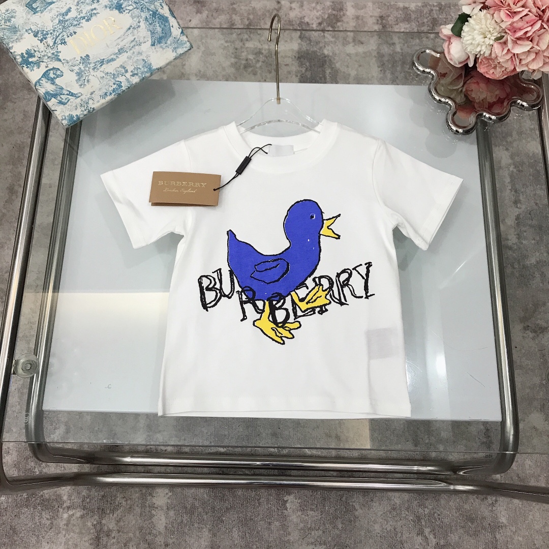 NO:210280,Spot shipment Burberr* /SS Waterbird color direct injection technology full of children's fun round neck short-sleeved T-shirt New summer style ~ 240G g heavy combed cotton fabric skin-friendly and refreshing. The neckline is widened and designed with comfortable upper body and breathable. The wide threaded neckline design is high-end and fashionable, using imported high-end customized high-quality organic cotton fabric, comfortable and breathable. The upper body effect is very good. Color White Blue Size-110-120-130-140-150 [CM] Requires counter packaging, clothes, burberry, T-shirt, tees, t-shirt,19860909现货发   Burberr* /SS 水鸟彩色直喷技术 童趣十足 圆领短袖T恤 夏季新款～240G克重精梳棉面料亲肤透爽 领口加宽设计上身舒适透气又高级 宽大螺纹领口设计 高级时髦款,采用进口高端定制精选优质有机棉面料 舒适透气 上身效果非常好 颜色 白色 蓝色 尺码-110-120-130-140-150【CM】 需要专柜包装元,衣服,burberry,T-shirt,tees，t-shirt,,Children's