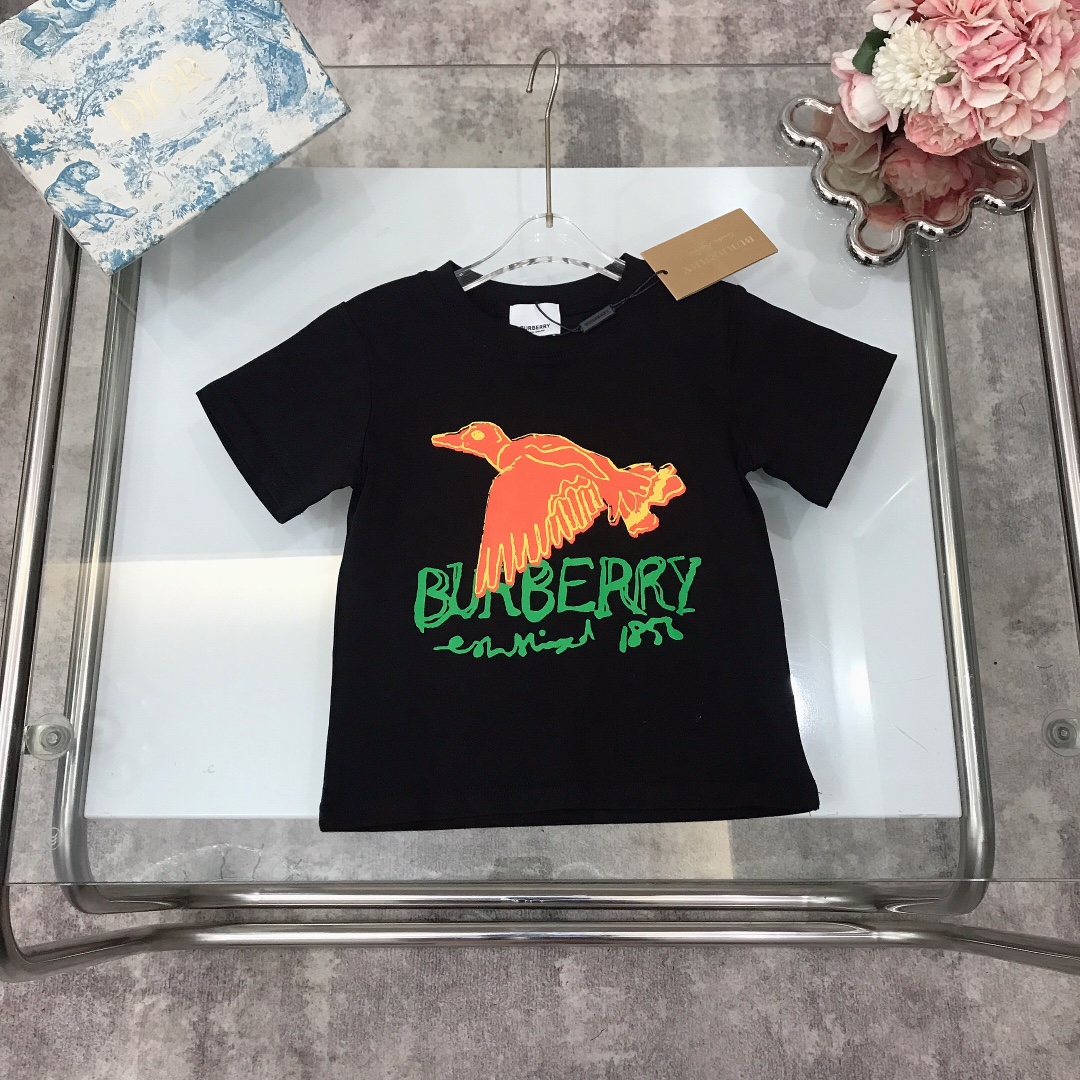 NO:210289,Spot shipment Burberr* /SS Waterbird color printed logo full of children's fun round neck short-sleeved T-shirt New summer style ~ 240G g heavy combed cotton fabric skin-friendly and refreshing. The neckline is widened and designed with comfortable upper body and breathable. The wide threaded neckline design is high-end and fashionable, using imported high-end customized high-quality organic cotton fabric, comfortable and breathable. The upper body effect is very good. Color Black Size-110-120-130-140-150 [CM] Requires counter packaging, clothes, burberry, T-shirt, tees, t-shirt,19860909现货发   Burberr* /SS 水鸟彩色印花logo 童趣十足 圆领短袖T恤 夏季新款～240G克重精梳棉面料亲肤透爽 领口加宽设计上身舒适透气又高级 宽大螺纹领口设计 高级时髦款,采用进口高端定制精选优质有机棉面料 舒适透气 上身效果非常好 颜色 黑色 尺码-110-120-130-140-150【CM】 需要专柜包装元,衣服,burberry,T-shirt,tees，t-shirt,,Children's