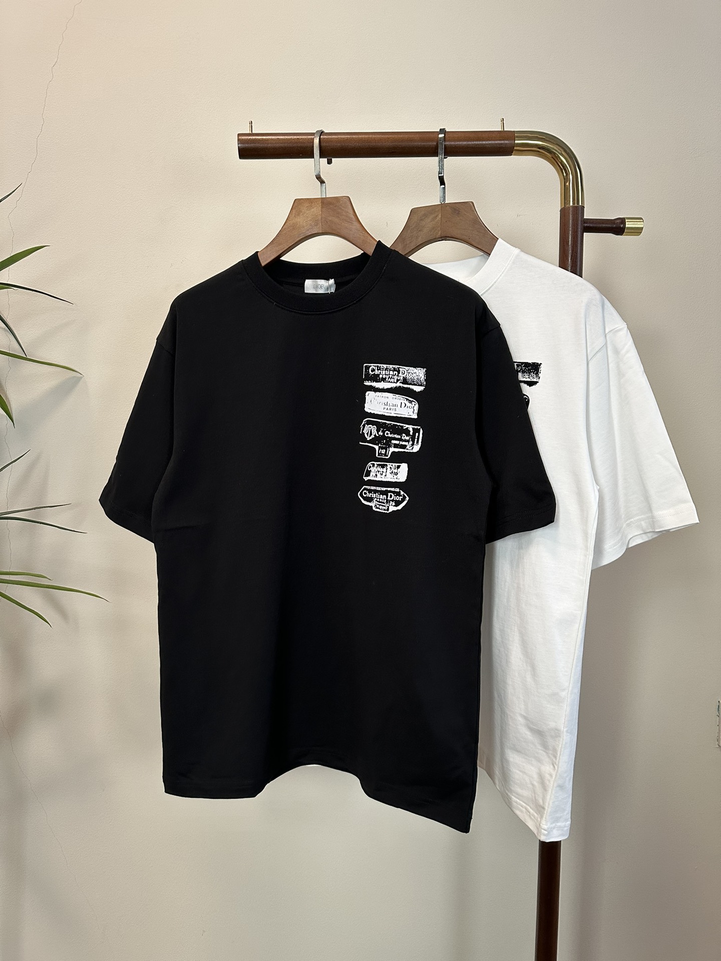 NO:416541,DIOR new round neck short-sleeved T-shirt high-end version!  Customized fabrics for counters are breathable and comfortable, with impeccable details, and the brand element design concept reflects high quality. The feel is delicate and soft!  It is casually cut, with a great upper body style!  S-XL,,dior,dior,T-shirt,tees,t-shirt,alexander wang19860909DIOR 迪奥新款 圆领 短袖 T恤 高端版本！专柜定制面料 透气舒适度高,细节无可挑剔,品牌元素设计理念,体现高品质.手感细腻柔软！呈现休闲裁剪,上身版型超赞！ 码数S- XL,,dior,dior,T-shirt,tees，t-shirt,alexander wang,Men's clothing