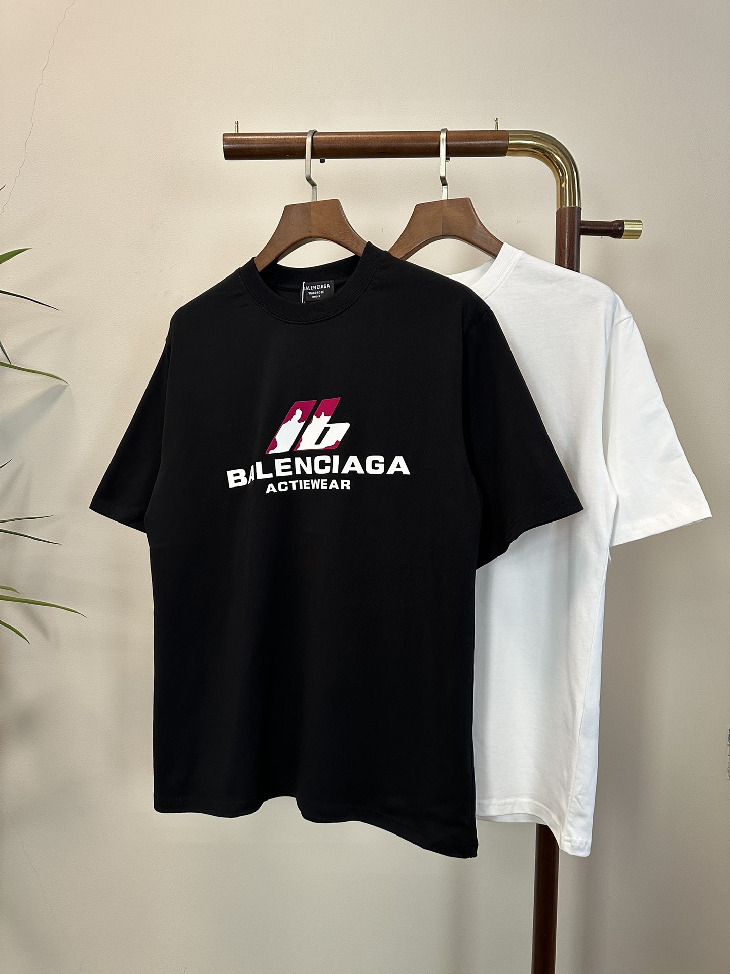 NO:416536,BAL Balenciaga new style round neck short-sleeved T-shirt high-end version!  Customized fabrics for counters are breathable and comfortable, with impeccable details, and the brand element design concept reflects high quality. The feel is delicate and soft!  It is casually cut, with a great upper body style!  S-XL, balenciaga, T-shirt,tees, t-shirt,alexander wang19860909BAL 巴黎世家新款 圆领 短袖 T恤 高端版本！专柜定制面料 透气舒适度高,细节无可挑剔,品牌元素设计理念,体现高品质.手感细腻柔软！呈现休闲裁剪,上身版型超赞！ 码数S- XL,,balenciaga,T-shirt,tees，t-shirt,alexander wang,Men's clothing