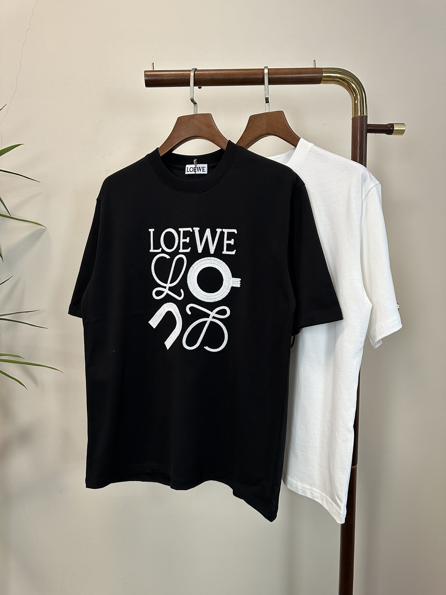 NO:416591,LOE new Round neck short-sleeved T-shirt high-end version!  Customized fabrics for counters are breathable and comfortable, with impeccable details, and the brand element design concept reflects high quality. The feel is delicate and soft!  It is casually cut, with a great upper body style!  S-XL, loewe, loewe, T-shirt,tees, t-shirt,alexander wang19860909LOE 罗意威新款 圆领 短袖 T恤 高端版本！专柜定制面料 透气舒适度高,细节无可挑剔,品牌元素设计理念,体现高品质.手感细腻柔软！呈现休闲裁剪,上身版型超赞！ 码数S- XL,,loewe,loewe,T-shirt,tees，t-shirt,alexander wang,Men's clothing