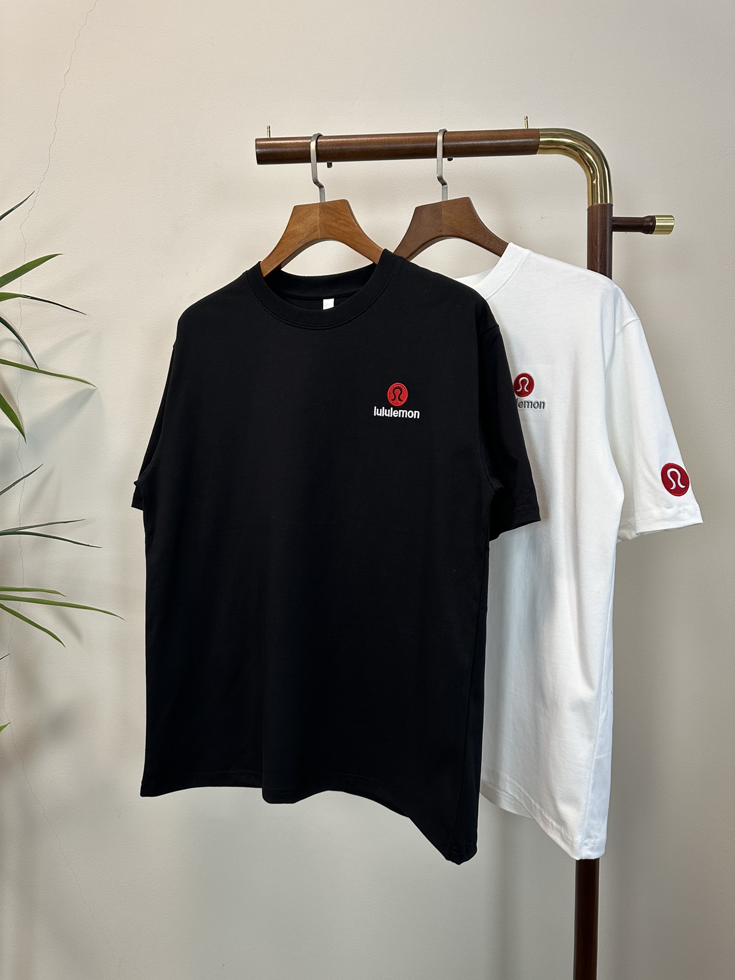 NO:416584,IUIU New Round Neck Short Sleeve T-shirt High-end Version!  Customized fabrics for counters are breathable and comfortable, with impeccable details, and the brand element design concept reflects high quality. The feel is delicate and soft!  It is casually cut, with a great upper body style!  S-XL, T-shirt,tees,t-shirt,alexander wang19860909IUIU 新款 圆领 短袖 T恤 高端版本！专柜定制面料 透气舒适度高,细节无可挑剔,品牌元素设计理念,体现高品质.手感细腻柔软！呈现休闲裁剪,上身版型超赞！ 码数S- XL,,T-shirt,tees，t-shirt,alexander wang,Men's clothing