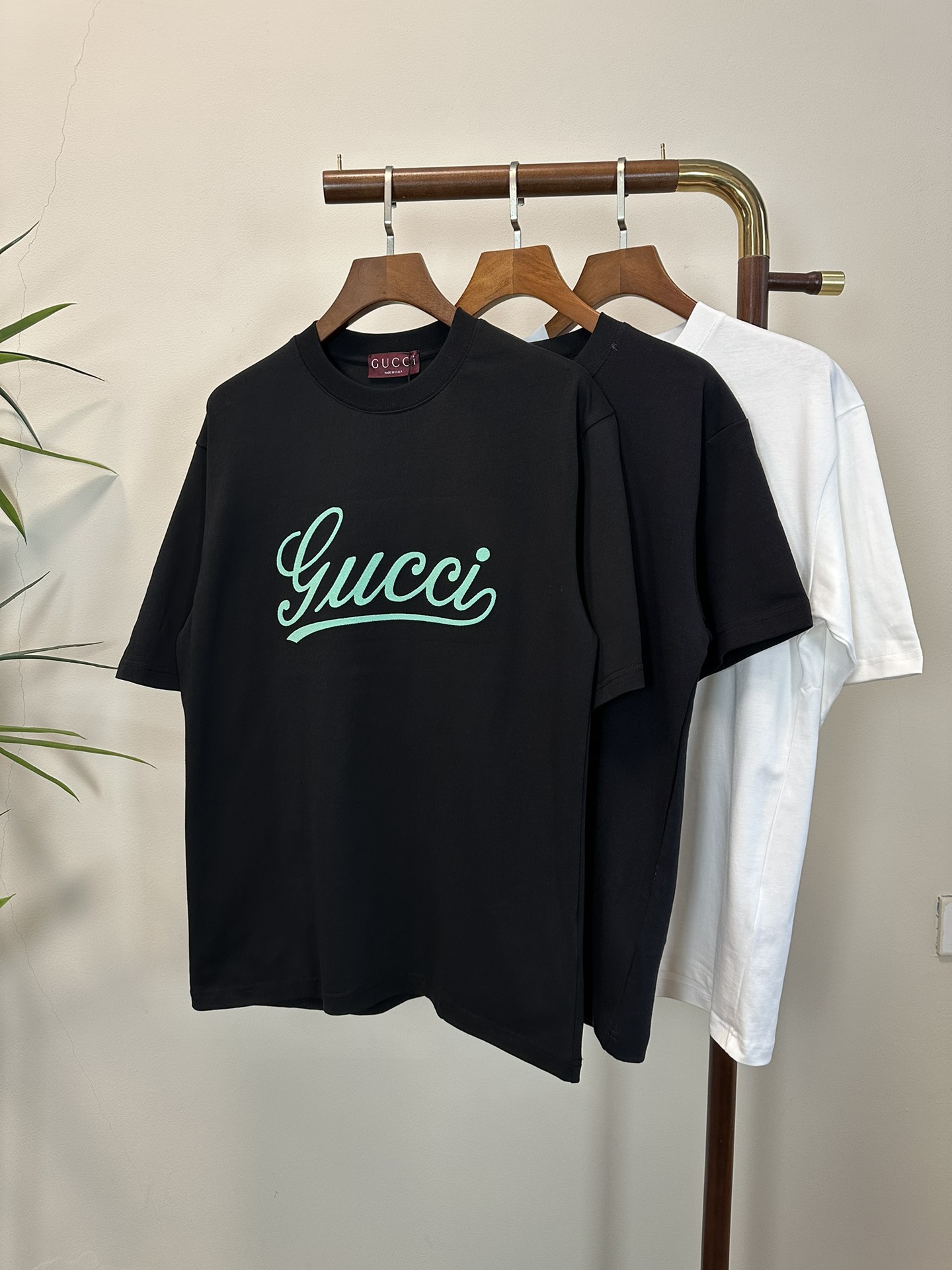 NO:416578,GU Gucci new round neck short-sleeved T-shirt high-end version!  Customized fabrics for counters are breathable and comfortable, with impeccable details, and the brand element design concept reflects high quality. The feel is delicate and soft!  It is casually cut, with a great upper body style!  S-XL, gucci, T-shirt,tees, t-shirt,alexander wang19860909GU 古驰新款 圆领 短袖 T恤 高端版本！专柜定制面料 透气舒适度高,细节无可挑剔,品牌元素设计理念,体现高品质.手感细腻柔软！呈现休闲裁剪,上身版型超赞！ 码数S- XL,,gucci,T-shirt,tees，t-shirt,alexander wang,Men's clothing