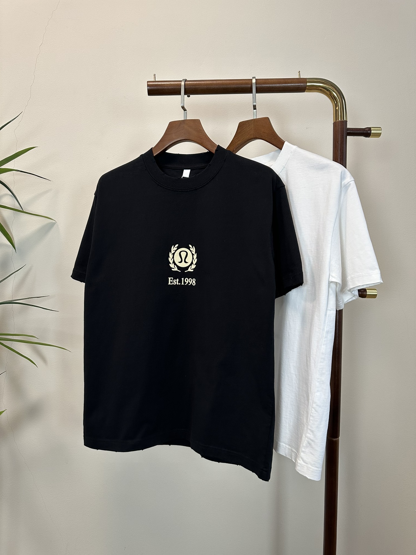 NO:416572,IUIU New Round Neck Short Sleeve T-shirt High-end Version!  Customized fabrics for counters are breathable and comfortable, with impeccable details, and the brand element design concept reflects high quality. The feel is delicate and soft!  It is casually cut, with a great upper body style!  S-XL, T-shirt,tees,t-shirt,alexander wang19860909IUIU 新款 圆领 短袖 T恤 高端版本！专柜定制面料 透气舒适度高,细节无可挑剔,品牌元素设计理念,体现高品质.手感细腻柔软！呈现休闲裁剪,上身版型超赞！ 码数S- XL,,T-shirt,tees，t-shirt,alexander wang,Men's clothing