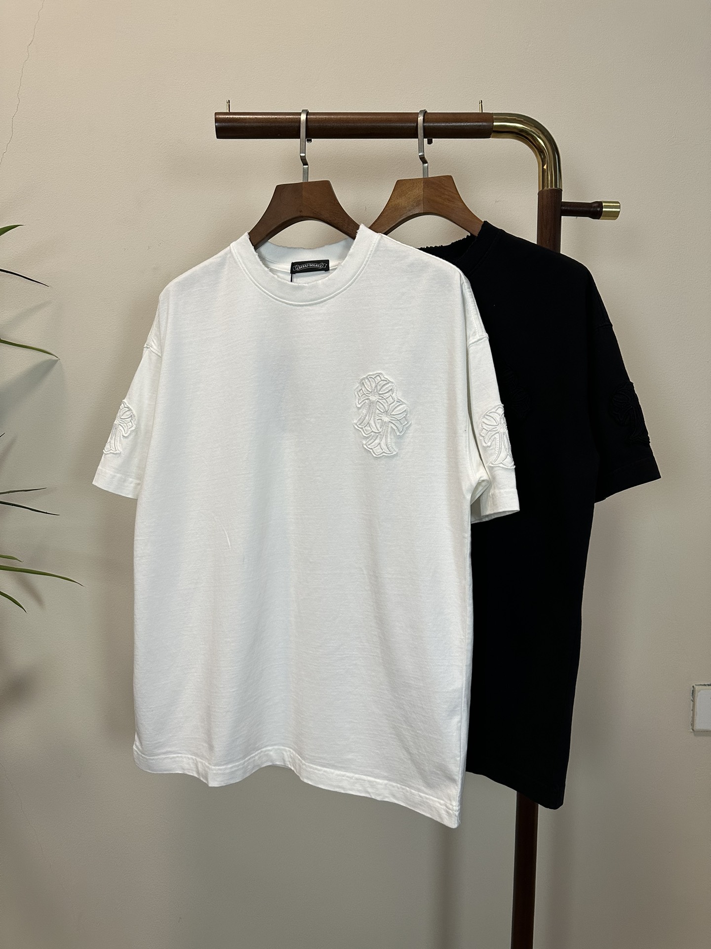 NO:416565,CH Croxin new style round neck short-sleeved T-shirt high-end version!  Customized fabrics for counters are breathable and comfortable, with impeccable details, and the brand element design concept reflects high quality. The feel is delicate and soft!  It is casually cut, with a great upper body style!  S-XL, chrome hearts, T-shirt,tees, t-shirt,alexander wang19860909CH 克罗心新款 圆领 短袖 T恤 高端版本！专柜定制面料 透气舒适度高,细节无可挑剔,品牌元素设计理念,体现高品质.手感细腻柔软！呈现休闲裁剪,上身版型超赞！ 码数S- XL,,chrome hearts,T-shirt,tees，t-shirt,alexander wang,Men's clothing