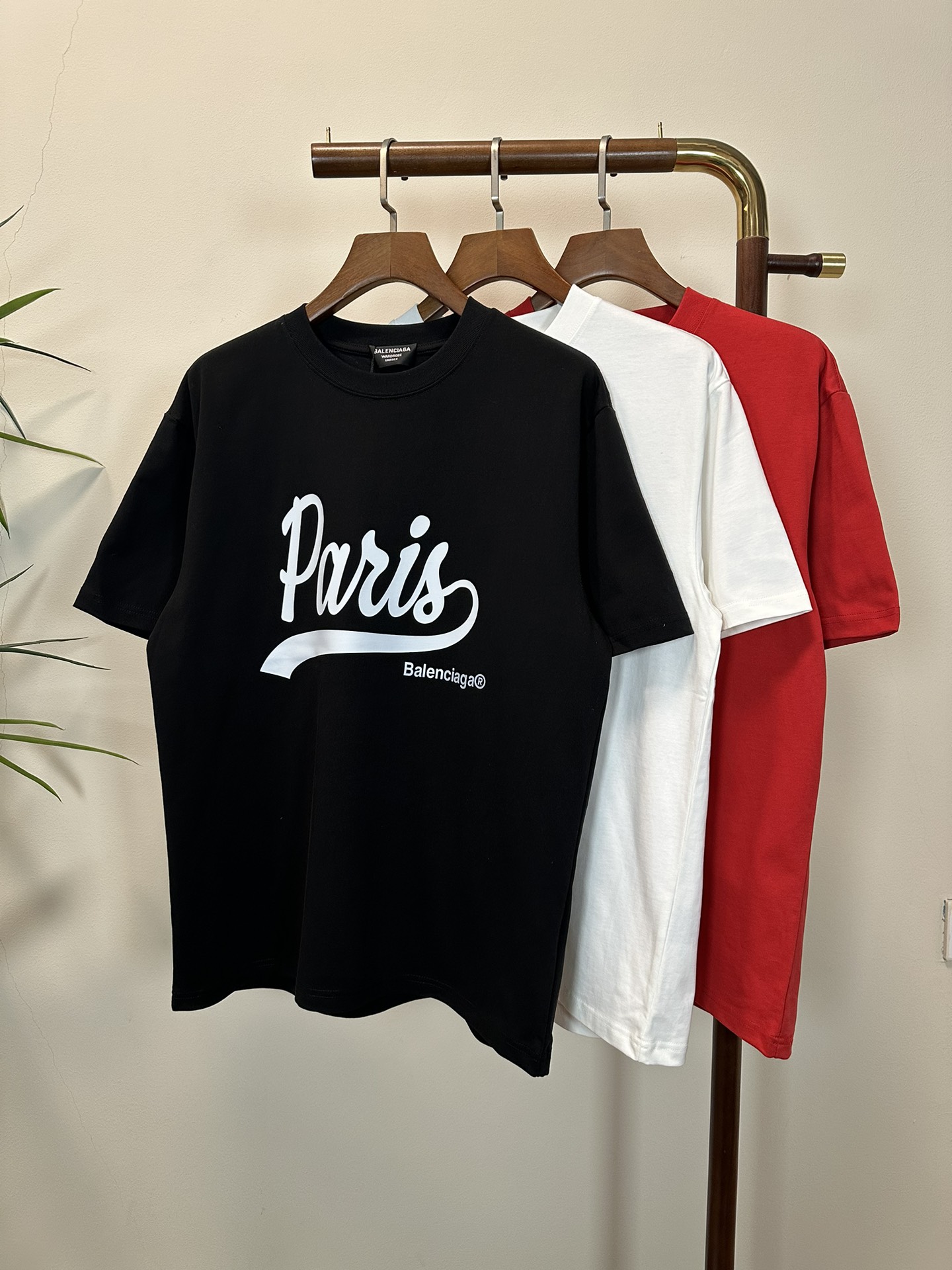 NO:416558,BAL Balenciaga new style round neck short-sleeved T-shirt high-end version!  Customized fabrics for counters are breathable and comfortable, with impeccable details, and the brand element design concept reflects high quality. The feel is delicate and soft!  It is casually cut, with a great upper body style!  S-XL, balenciaga, T-shirt,tees, t-shirt,alexander wang19860909BAL 巴黎世家新款 圆领 短袖 T恤 高端版本！专柜定制面料 透气舒适度高,细节无可挑剔,品牌元素设计理念,体现高品质.手感细腻柔软！呈现休闲裁剪,上身版型超赞！ 码数S- XL,,balenciaga,T-shirt,tees，t-shirt,alexander wang,Men's clothing