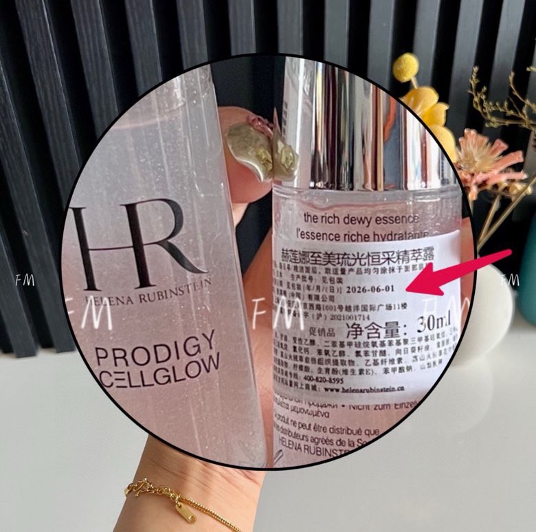 特价：28💰
下单备注:新款赫莲娜小露珠+数量
HR赫莲娜至美溯颜精萃露小露珠新版30ml
新版升级了灵魂成分10倍提取物!!全新结合美容液的清新与精华油的滋养是水油合一的水包油质地，润如精油，轻拍之后又似精油般润而不会油腻的哦~可以促进胶原蛋白生成，将衰老迹象转为年轻细胞，让脸蛋儿恢复Q弹水嫩呐主要针对皮肤粗糙、毛孔粗大、肤色暗淡都有很好的改善! T区出油~脸颊比较干的集美可以尝试这款!!
