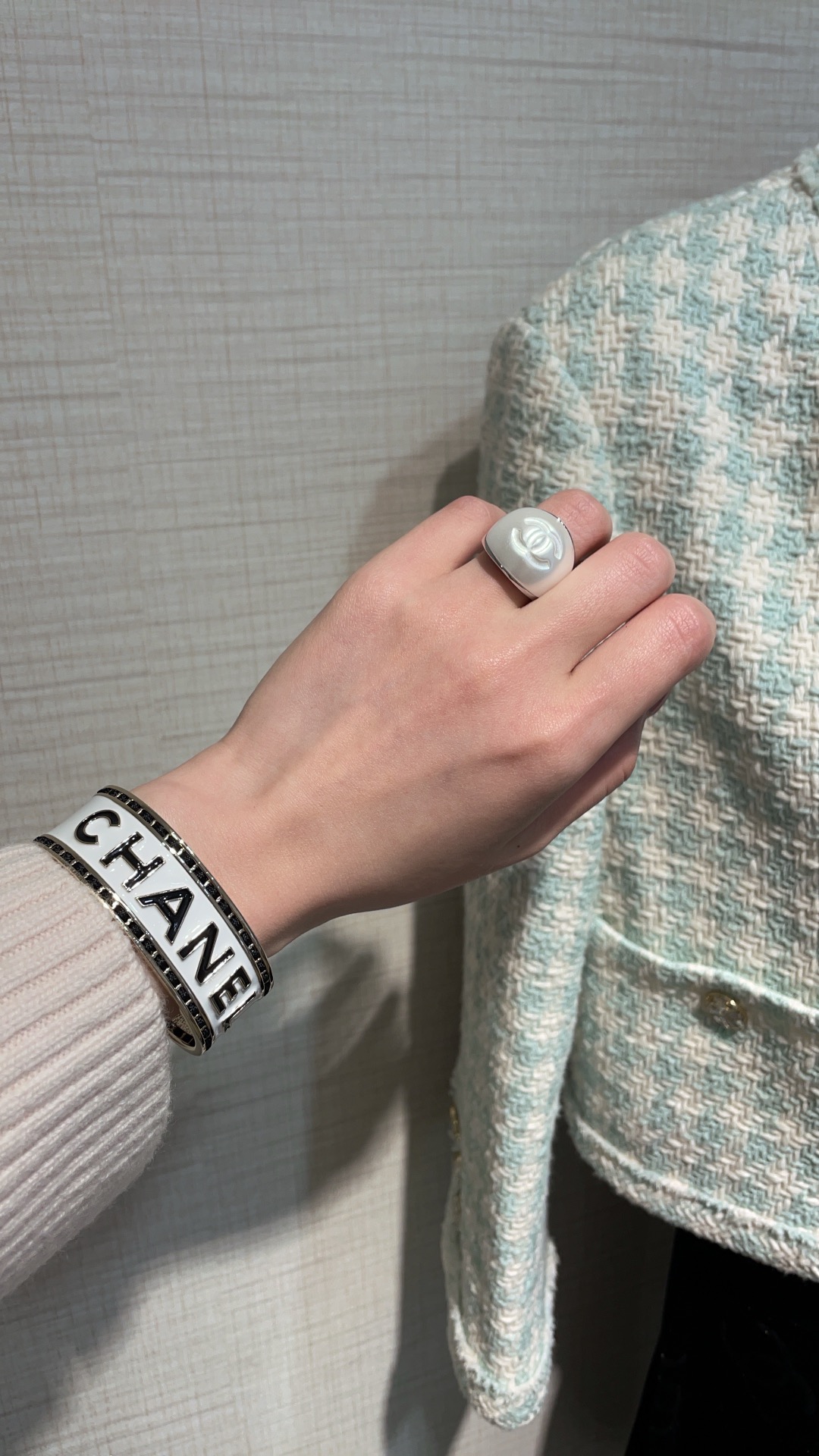 NO:632899,Today's new products, early spring vacation new style, 25C new white pearl round button double C ring, silver metal x round and plump large pearl combination, very fashionable and personalized, casual matching will show your temperament, zp version customized, brass material, code, 88180,, ring, Cartier high-end jewelry19860909今日新品早春度假新款 25C新款白色珍珠圆形纽扣双C戒指 银色金属x圆润饱满大珍珠的搭配 非常时髦个性随意搭配都很显气质 zp版定制 黄铜材质 ,码 ,88180,,ring,卡迪亚高端饰品,Jewelry